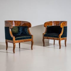 Paire de bergères en noyer de style Biedermeier, Italie, seconde moitié du XIXe siècle
