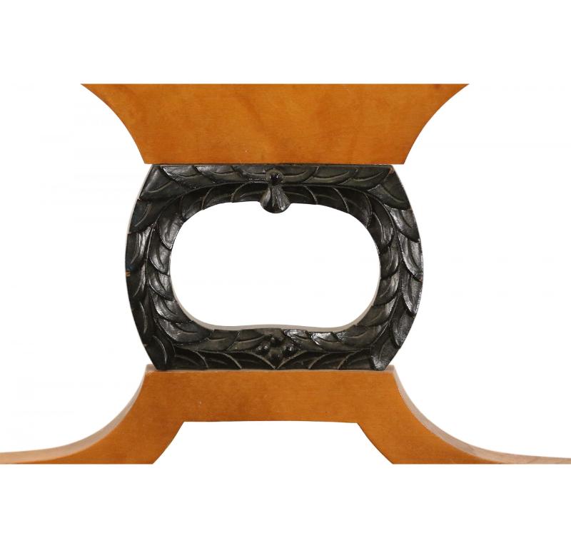 Coppia di poltrone da pranzo in stile Biedermeier in legno e tappezzeria nera in vendita 4
