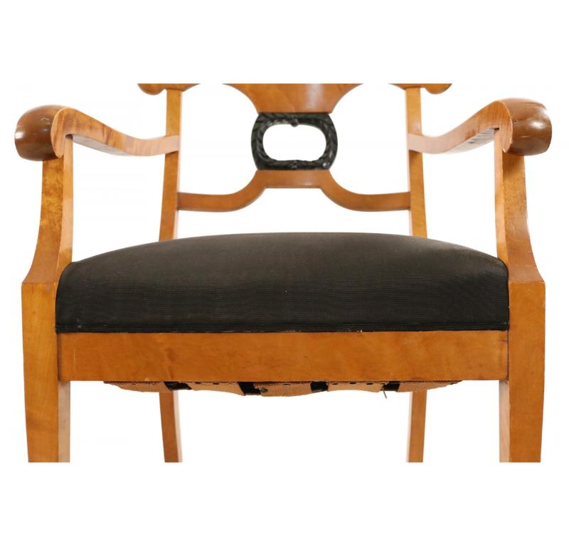 Coppia di poltrone da pranzo in stile Biedermeier in legno e tappezzeria nera in vendita 7