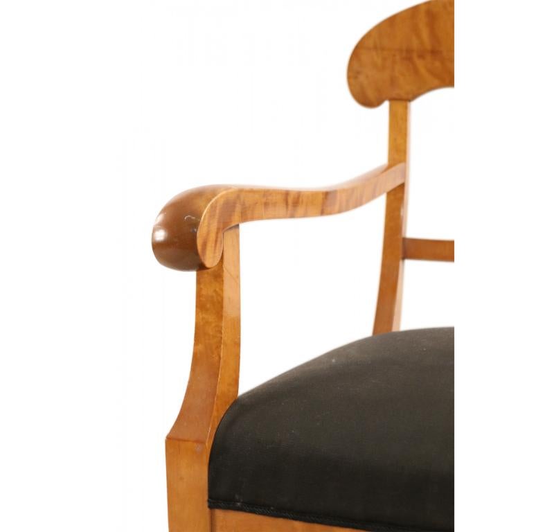 Coppia di poltrone da pranzo in stile Biedermeier in legno e tappezzeria nera in vendita 9