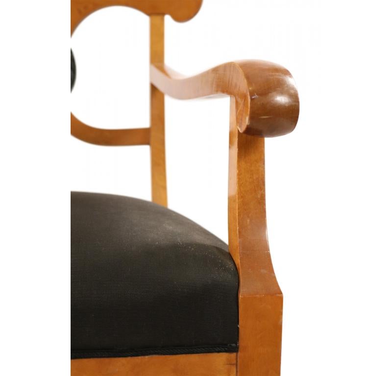 Coppia di poltrone da pranzo in stile Biedermeier in legno e tappezzeria nera in vendita 10