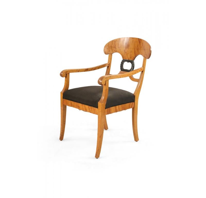 COPPIA di poltrone da pranzo in legno biondo (betulla) in stile Biedermeier svedese (19/20° secolo) con un medaglione a ghirlanda intagliato a giorno sullo schienale e sedili imbottiti neri. (PREZZO IN COPPIA)