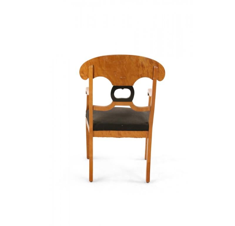 Ceramica Coppia di poltrone da pranzo in stile Biedermeier in legno e tappezzeria nera in vendita