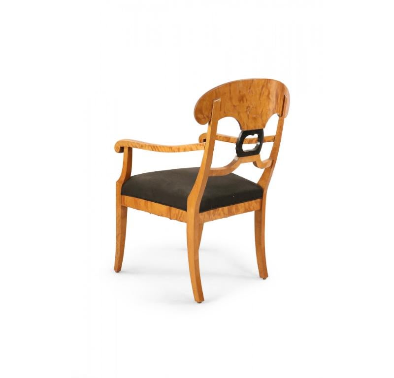 Coppia di poltrone da pranzo in stile Biedermeier in legno e tappezzeria nera in vendita 1