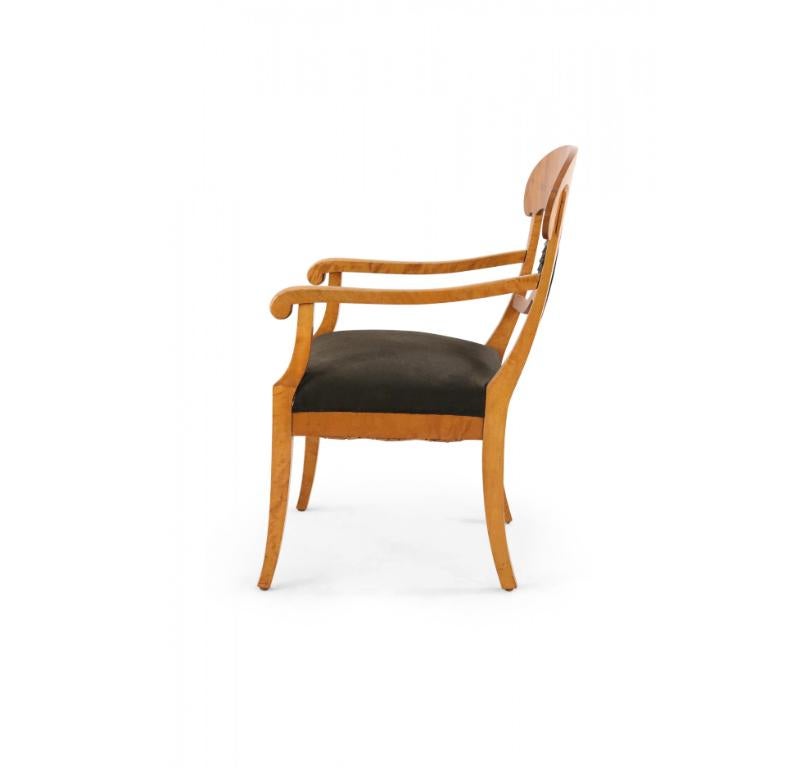 Coppia di poltrone da pranzo in stile Biedermeier in legno e tappezzeria nera in vendita 2