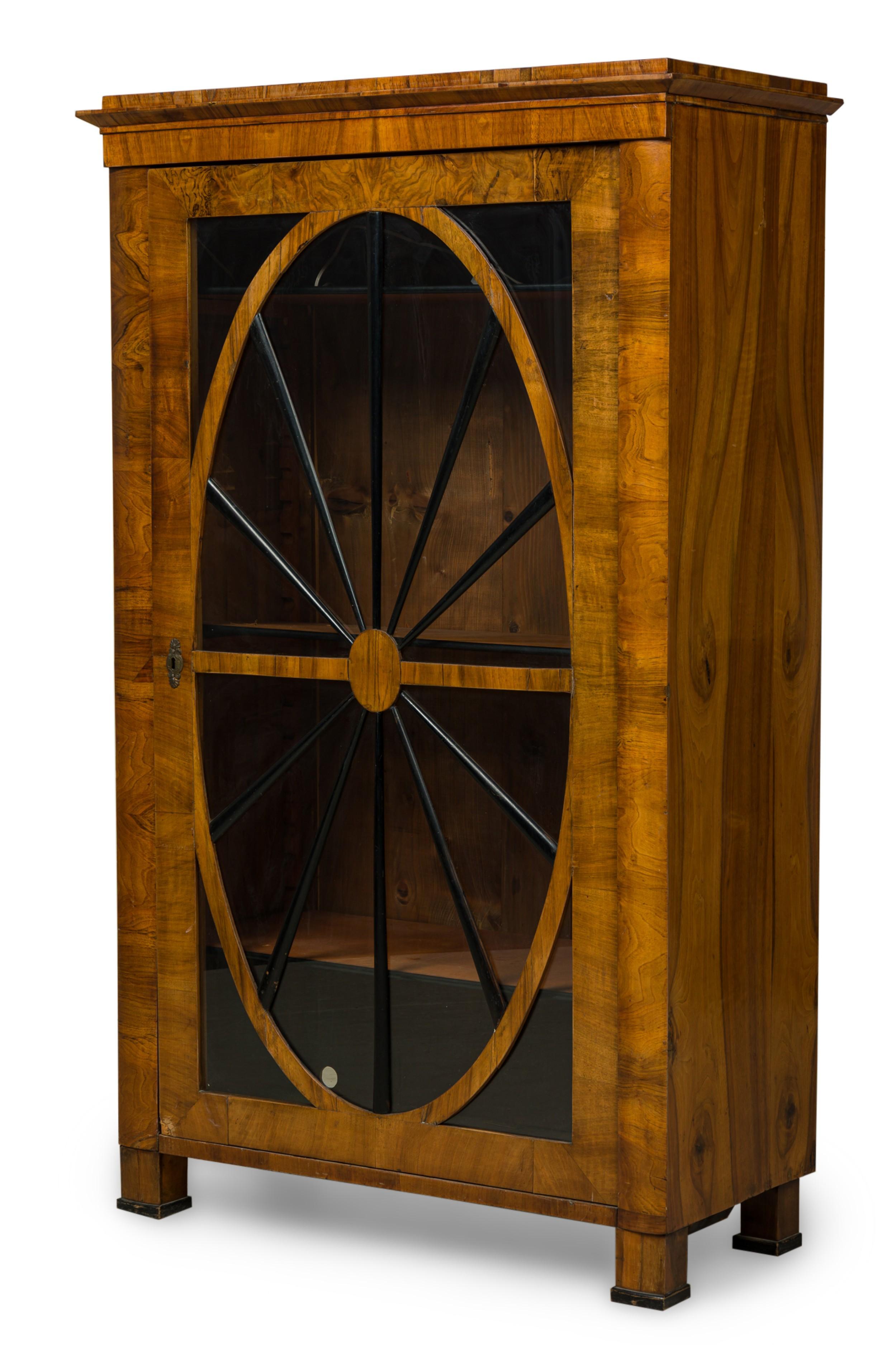 Sconosciuto Coppia di armadietti per libri Biedermeier in noce e legno ebanizzato con ante in vetro in vendita