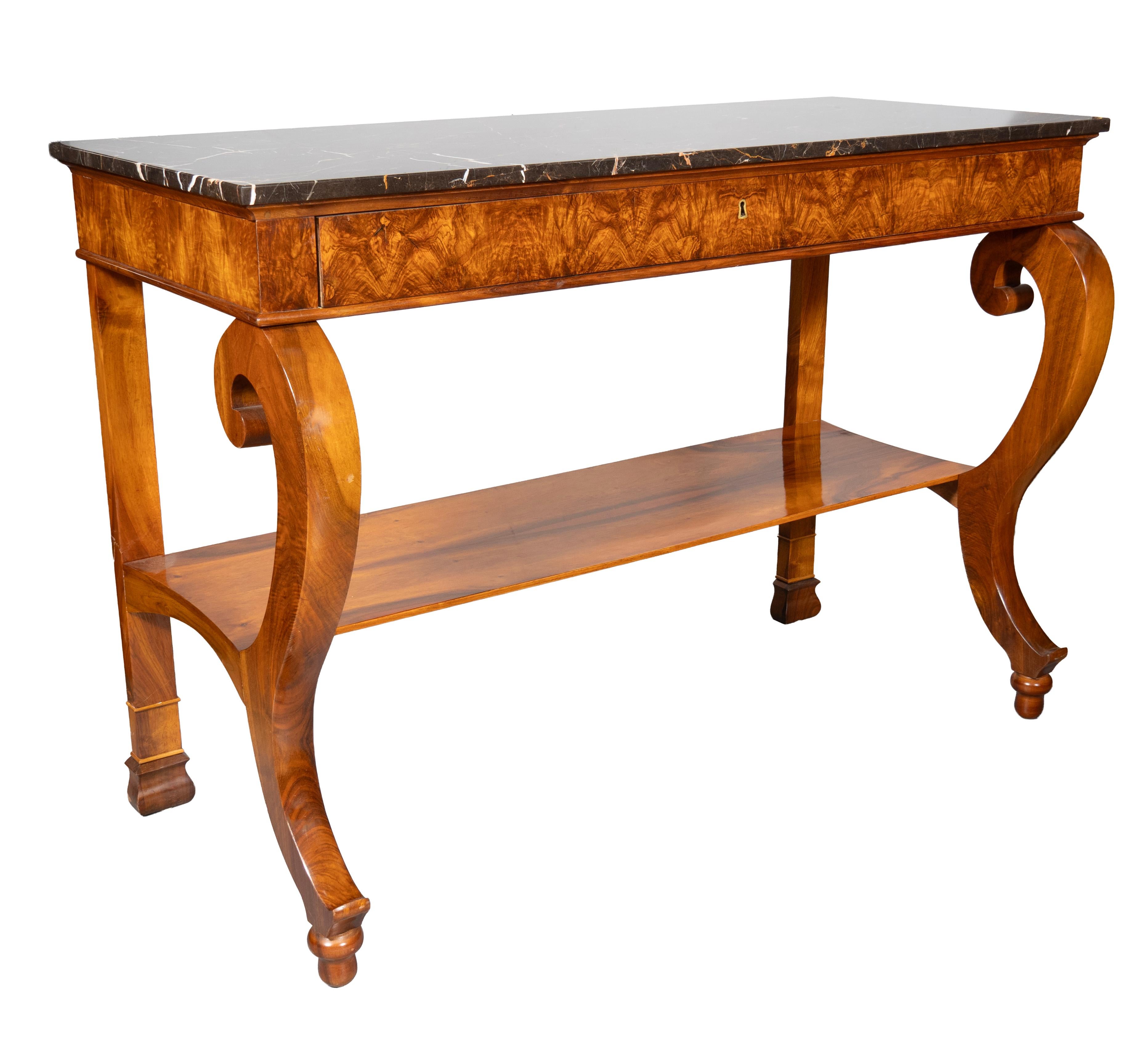 Pareja De Consolas Biedermeier De Nogal Austríaco en venta