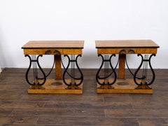 Paar Biedermeier-Konsolen aus Nussbaum mit Leierkasten und Intarsien, CIRCA 1840