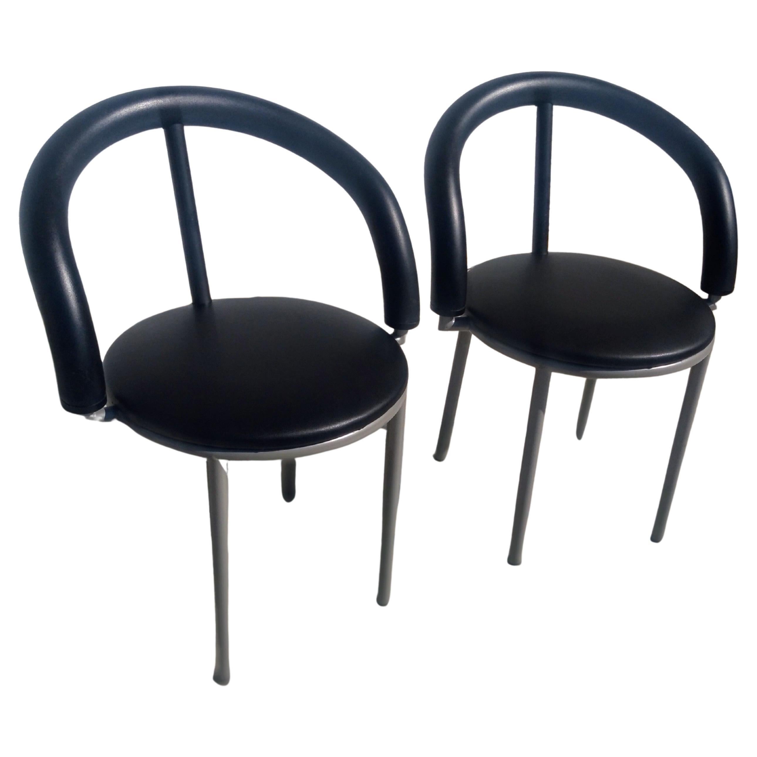 Il s'agit d'une paire de chaises Alpha fabriquées par Biefeplast.  Meubles de Padoue. Les chaises ont été conçues par Anna Anselmi. Le dossier et l'assise sont en similicuir. La chaise est en métal peint et en acier. Ce sont de bons exemples de