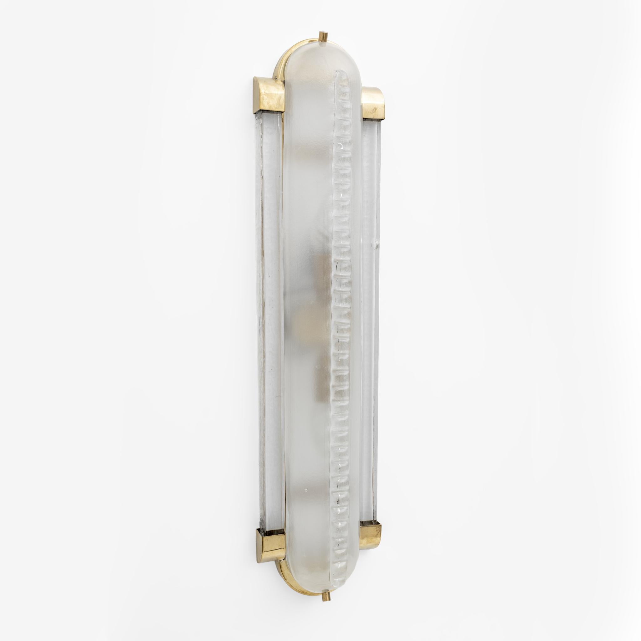 Fine XX secolo Coppia di grandi lampade in stile Art Dèco in ottone e vetro di Murano smerigliato in vendita