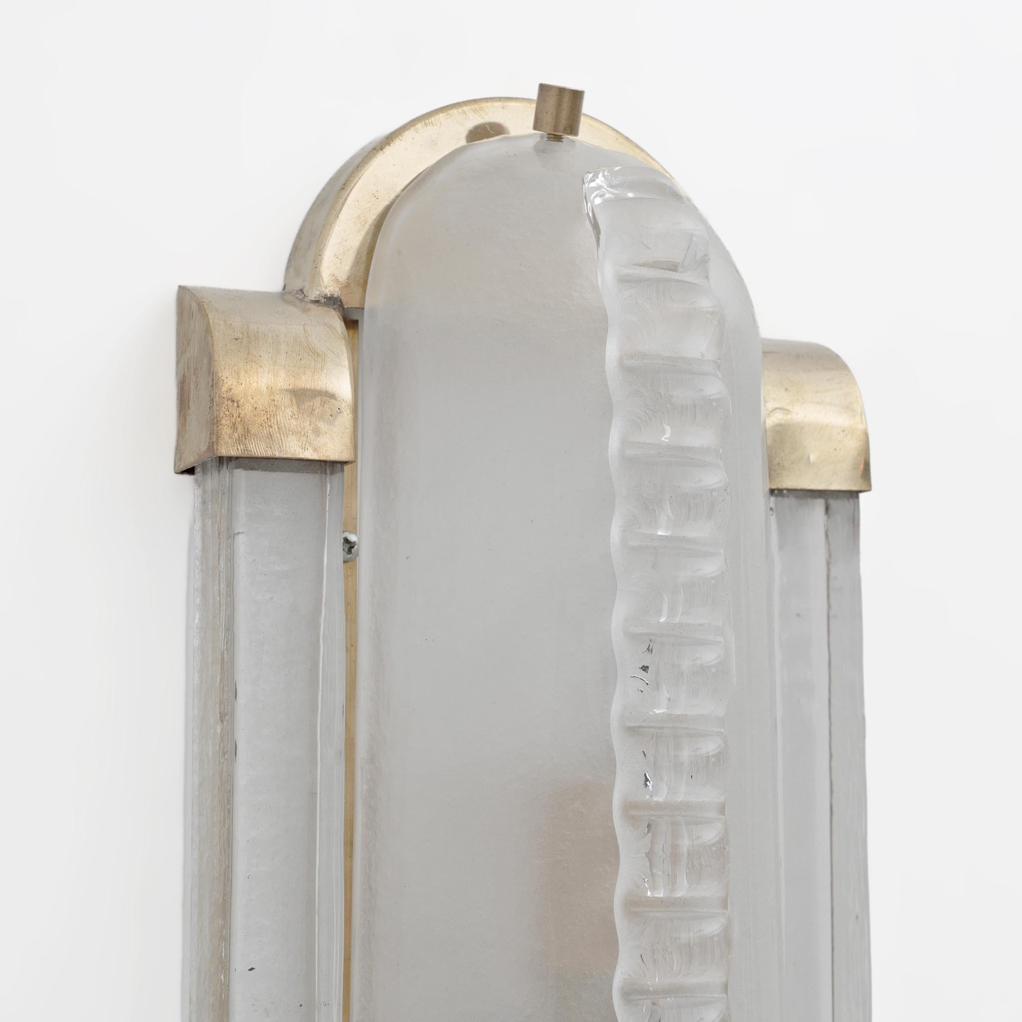 Ottone Coppia di grandi lampade in stile Art Dèco in ottone e vetro di Murano smerigliato in vendita