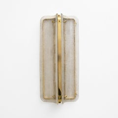 Ein Paar große, geschwungene, klare, gerippte Wandleuchten aus Murano-Glas und Messing