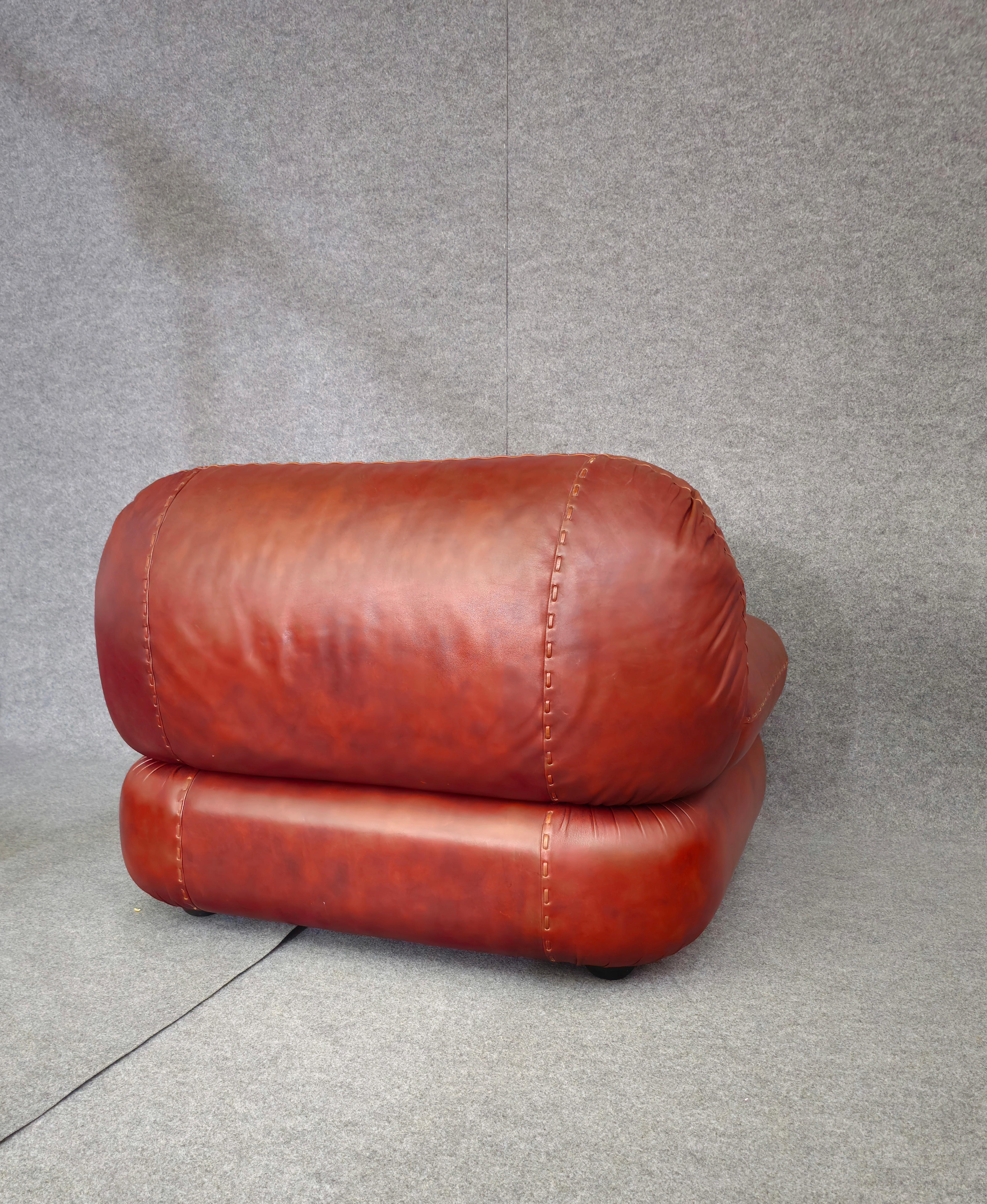 Pair of big Lounge Chairs in Leather Italian Signed Sapporo for Mobil Girgi 70s  For Sale 5