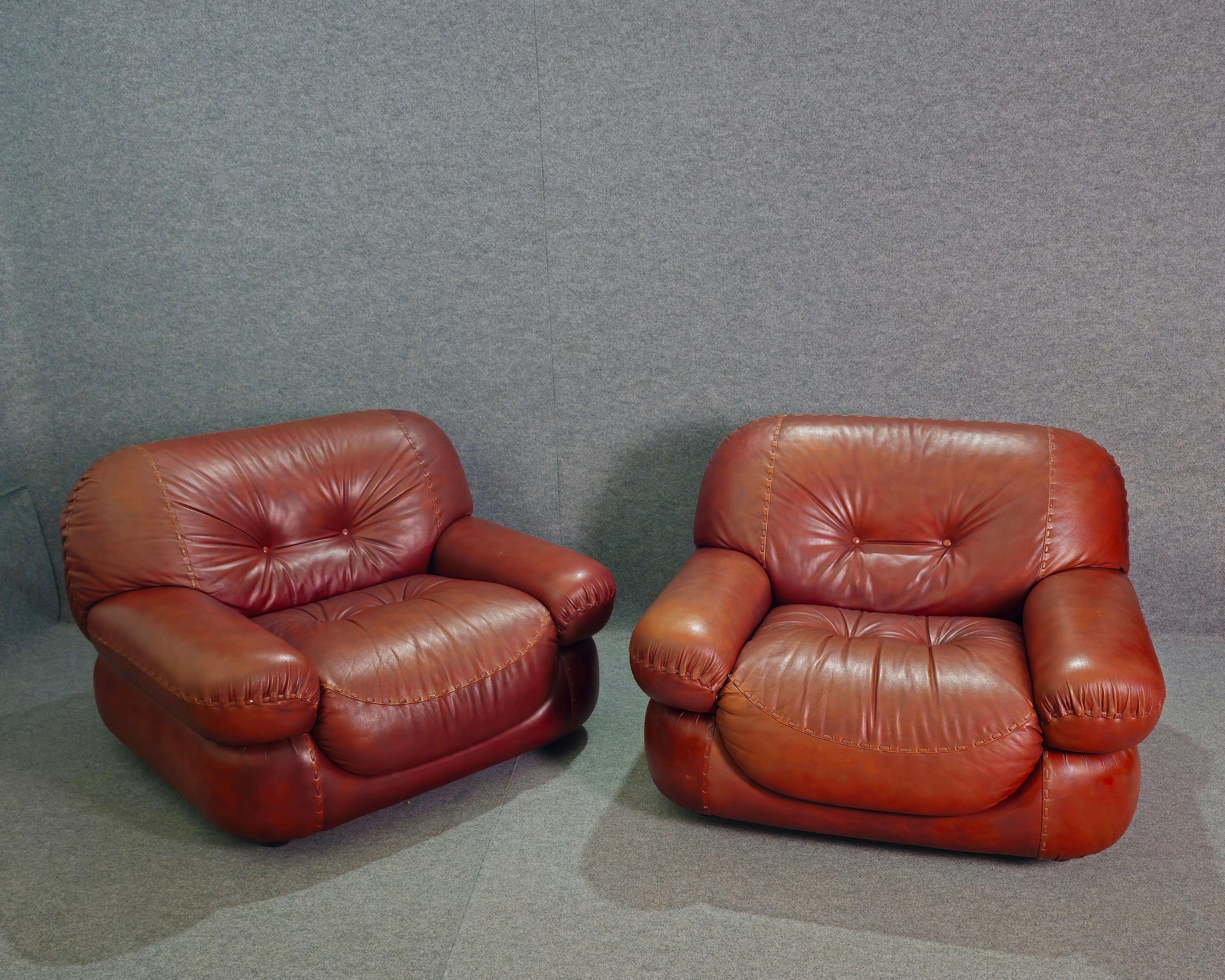 Mid-Century Modern Pair of big Lounge Chairs in Leather Italian Signed Sapporo for Mobil Girgi 70s 
