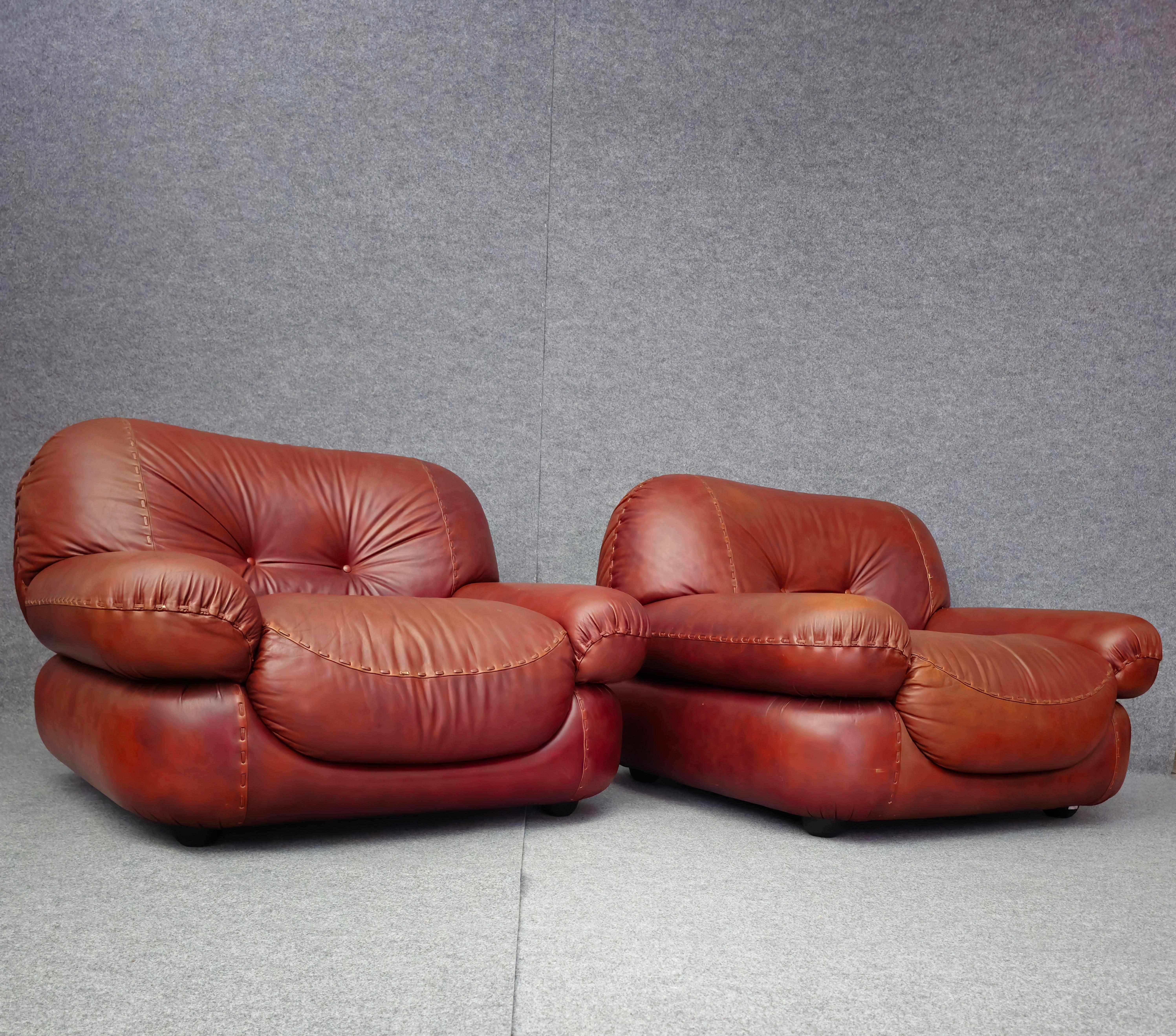 Pair of big Lounge Chairs in Leather Italian Signed Sapporo for Mobil Girgi 70s  In Good Condition For Sale In Palermo, IT