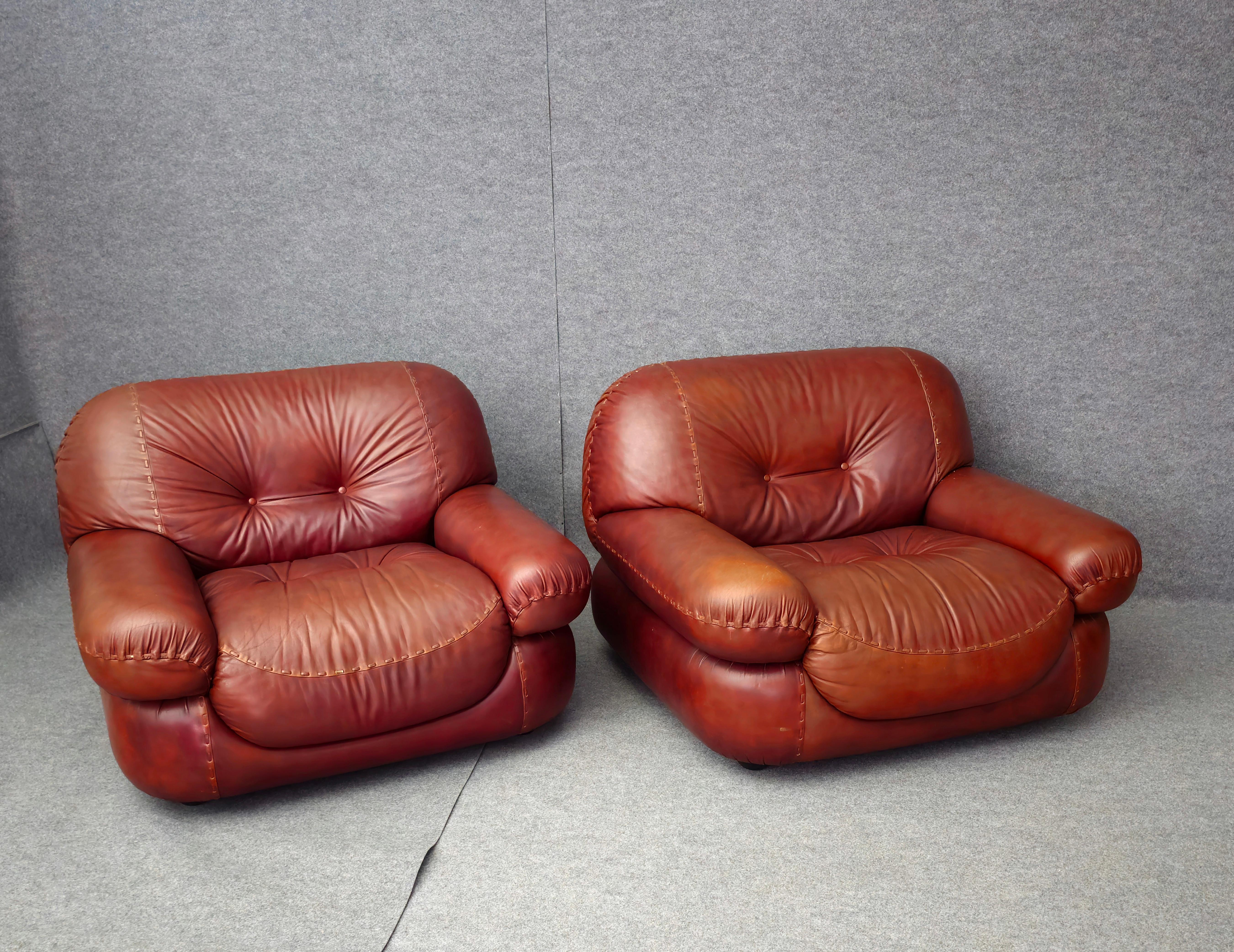 Pair of big Lounge Chairs in Leather Italian Signed Sapporo for Mobil Girgi 70s  For Sale 2
