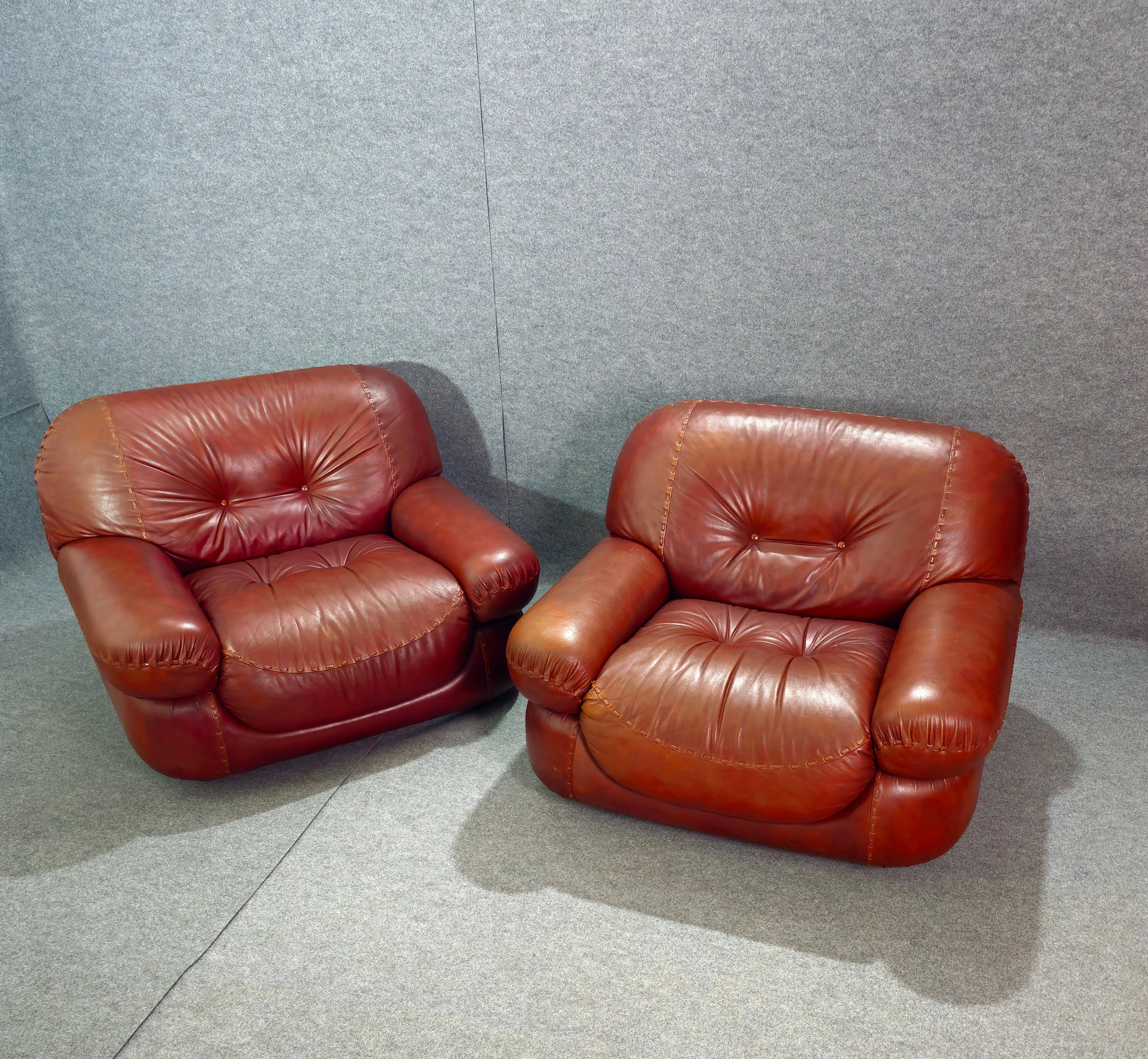 Pair of big Lounge Chairs in Leather Italian Signed Sapporo for Mobil Girgi 70s  For Sale 3
