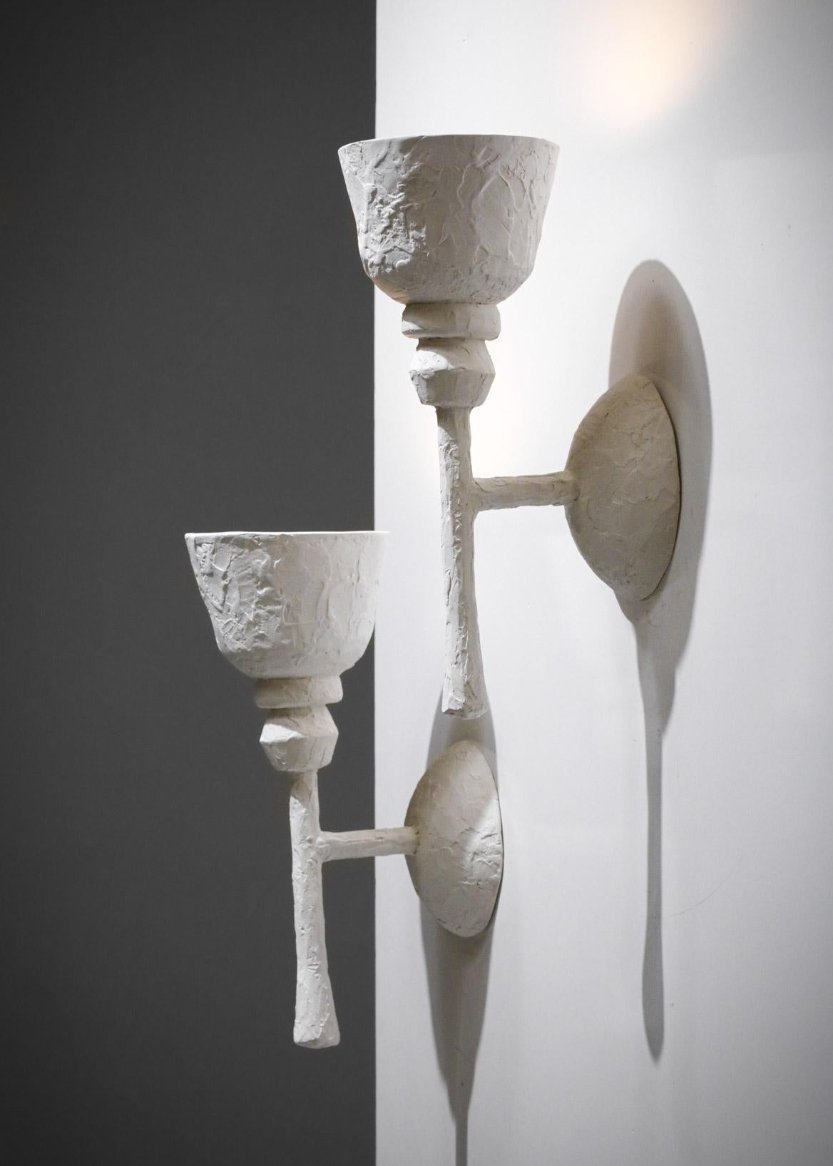 Pair of modern French sconces in the style of Jean Michel Franck or Diego Giacometti. Structure and lampshade in white textured plaster. Sober and pure design, quite sculptural. Recommended LED bulbs type E27.