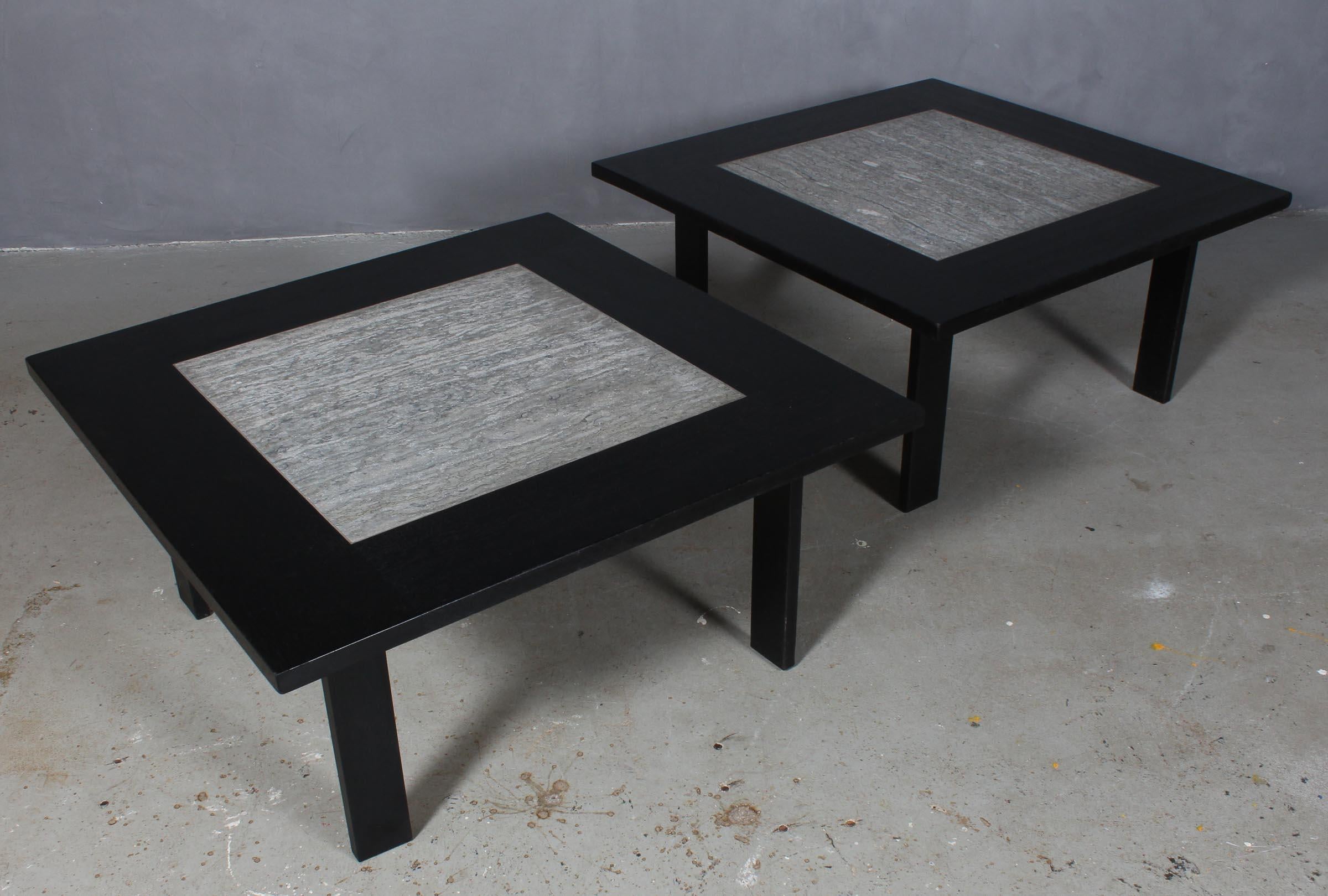 Pair of big side tables / coffee tables. Frame of black laquered mahogany.

Middle of carrara marble.

Made in the 1970s.