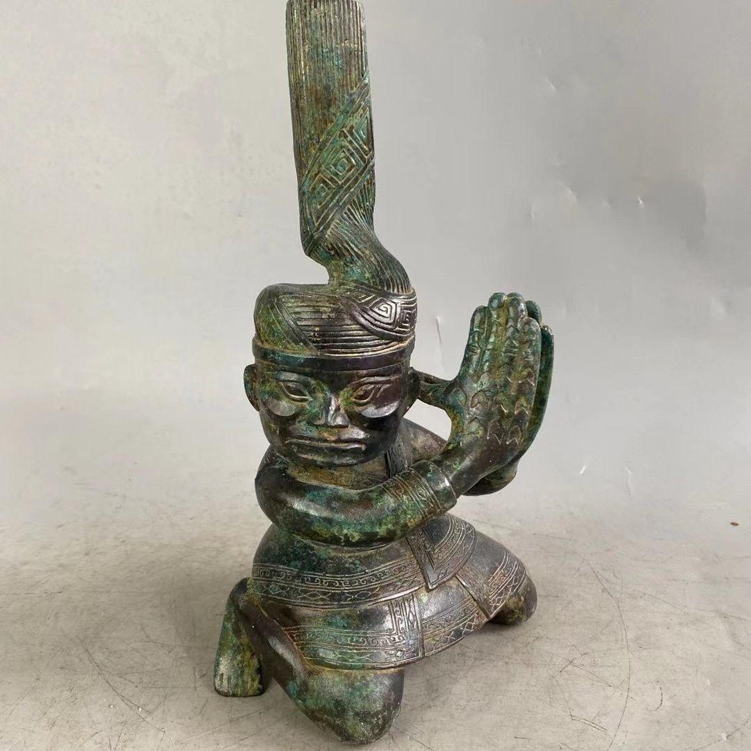 Coppia di statue di bronzo antico cinese di grandi dimensioni che battono le mani in ginocchio in vendita 5