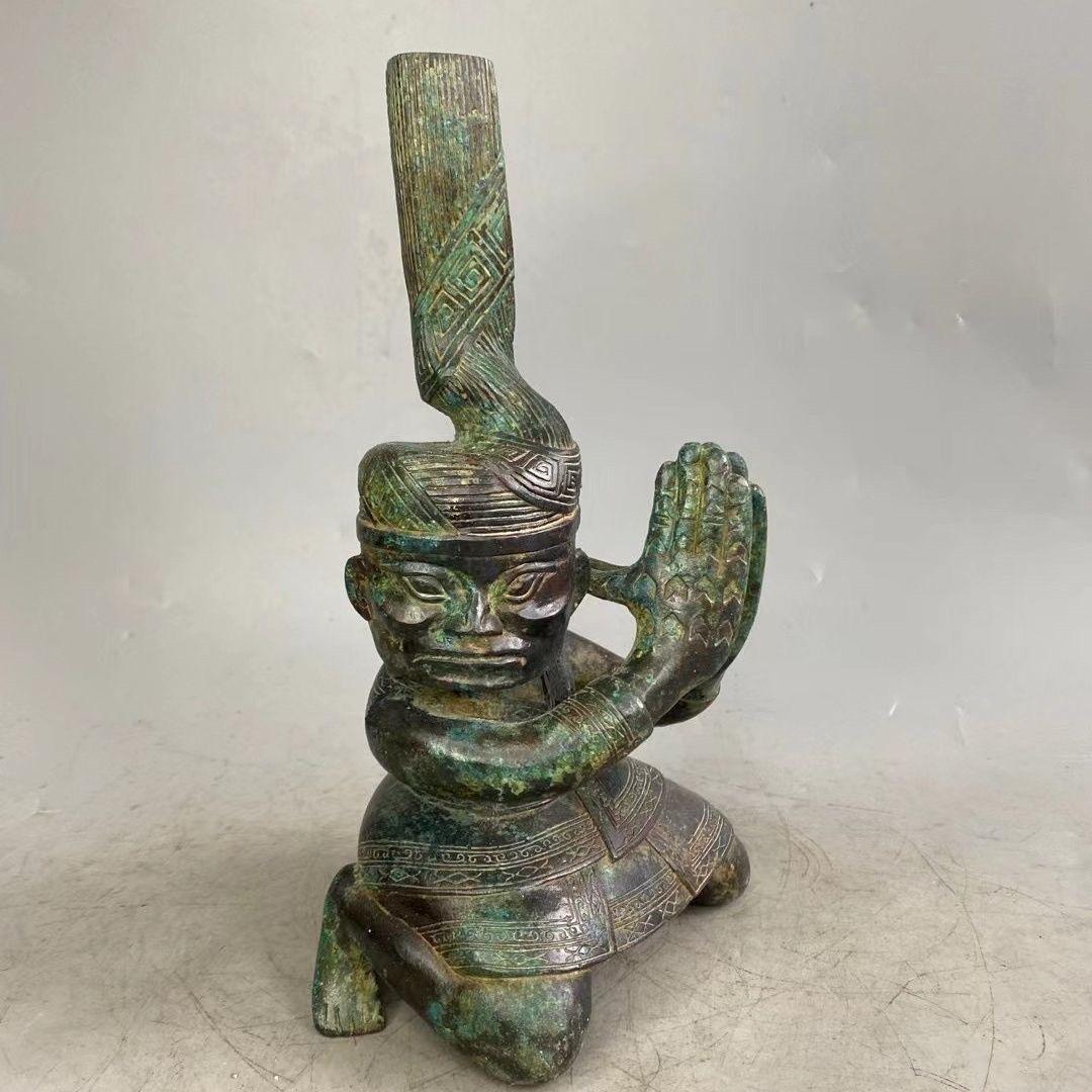 Coppia di statue di bronzo antico cinese di grandi dimensioni che battono le mani in ginocchio In condizioni discrete in vendita a 景德镇市, CN