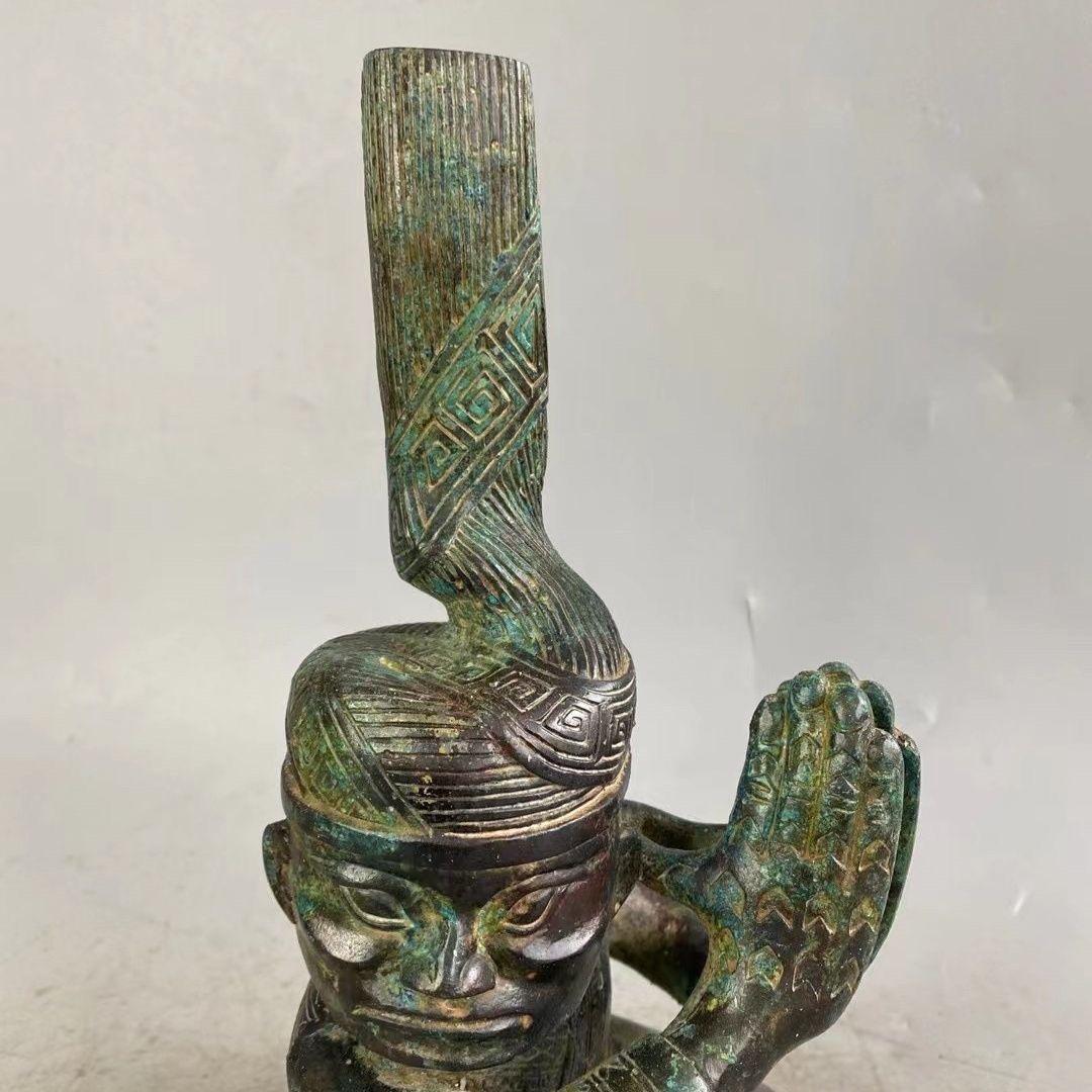 XIX secolo Coppia di statue di bronzo antico cinese di grandi dimensioni che battono le mani in ginocchio in vendita