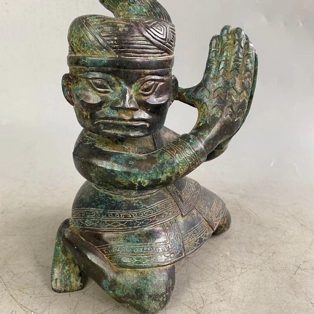 Bronzo Coppia di statue di bronzo antico cinese di grandi dimensioni che battono le mani in ginocchio in vendita