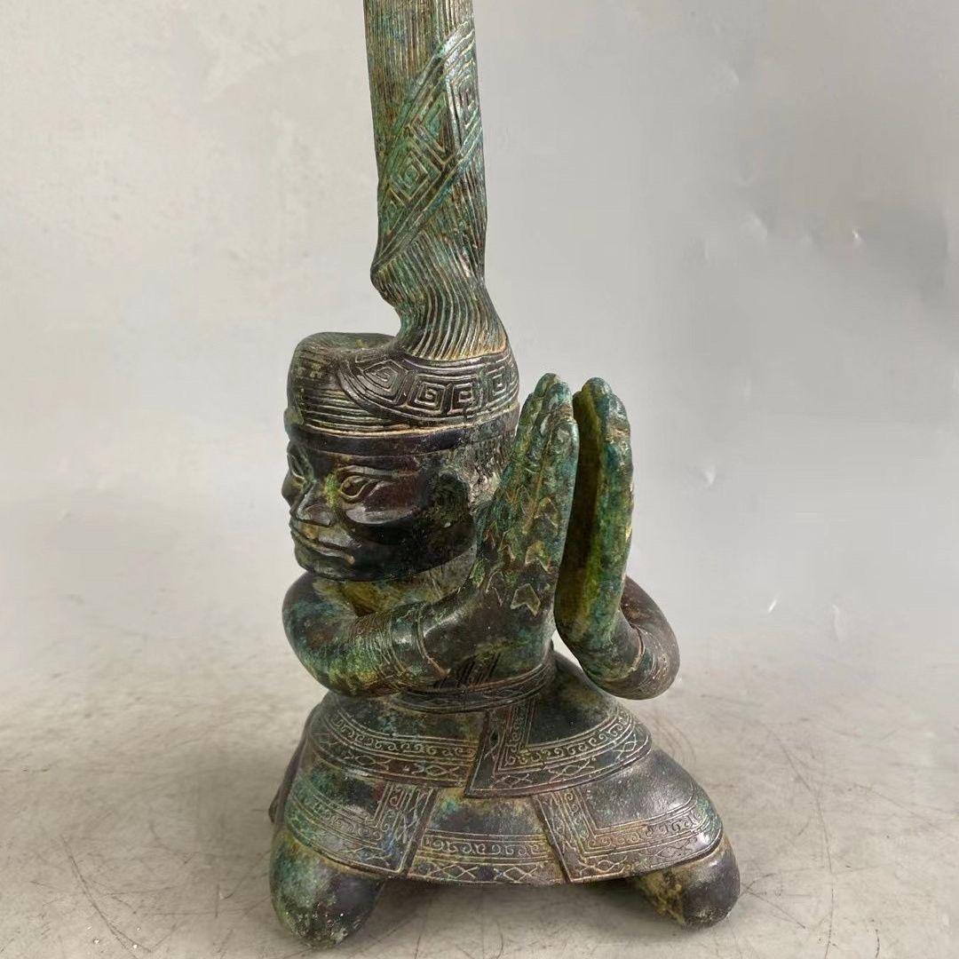 Coppia di statue di bronzo antico cinese di grandi dimensioni che battono le mani in ginocchio in vendita 1