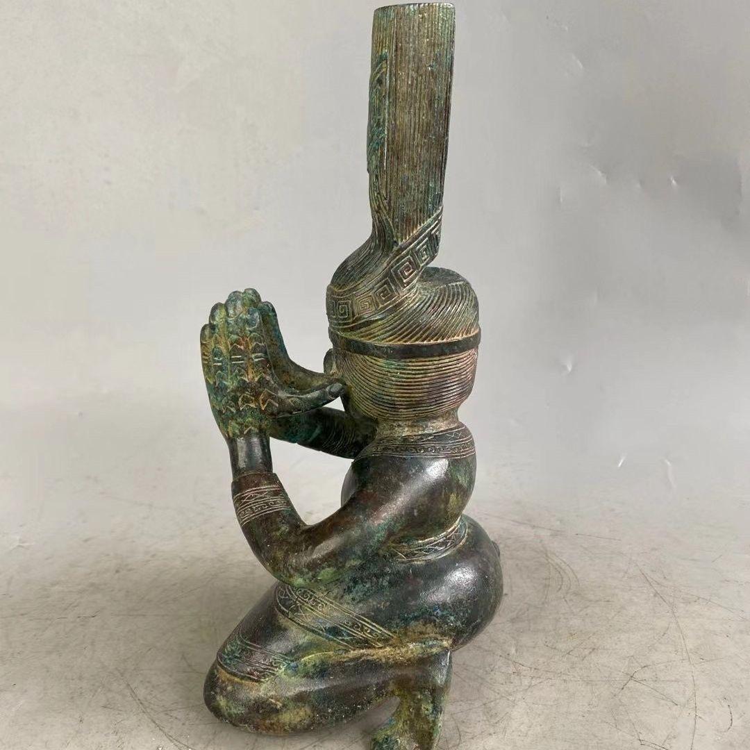 Coppia di statue di bronzo antico cinese di grandi dimensioni che battono le mani in ginocchio in vendita 2