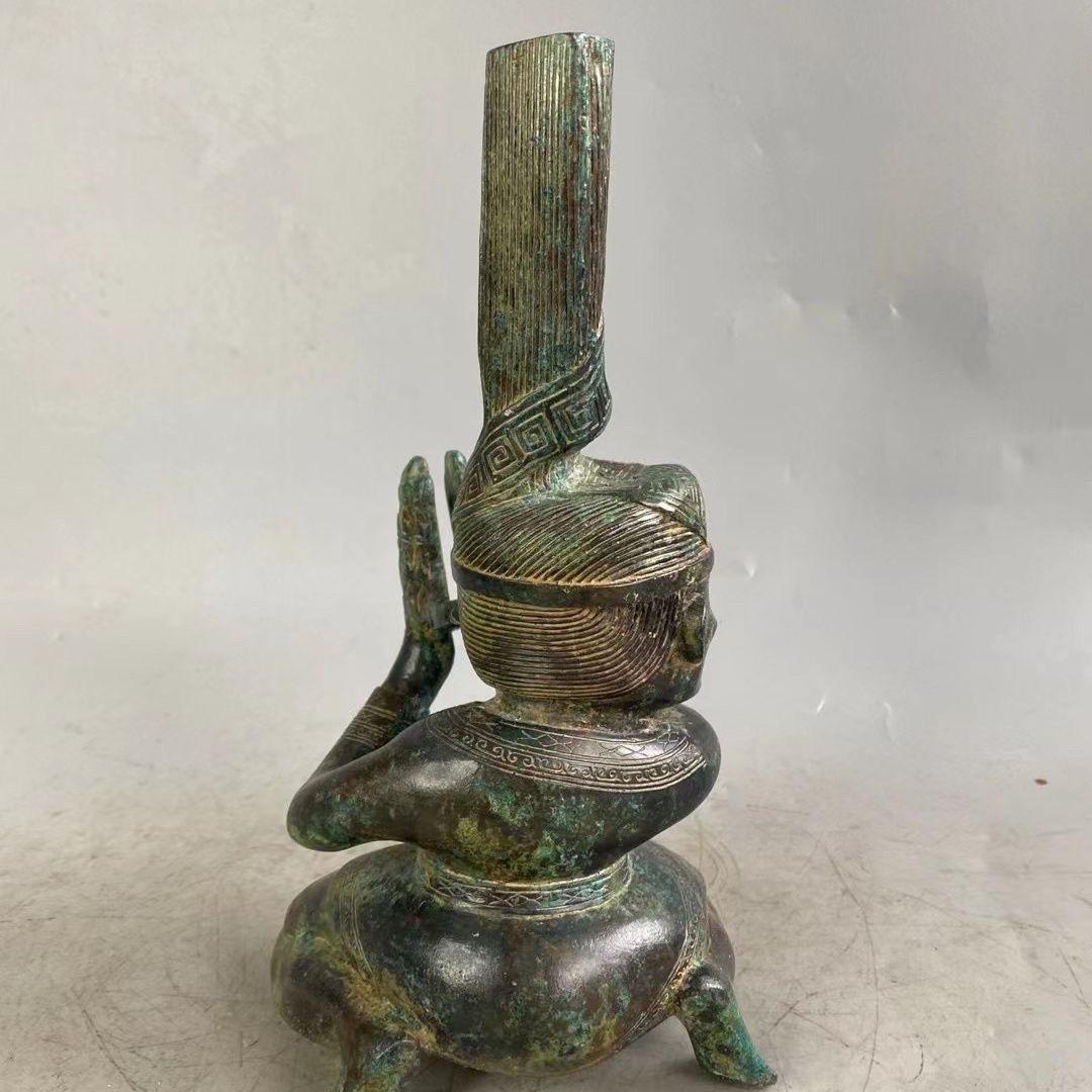 Coppia di statue di bronzo antico cinese di grandi dimensioni che battono le mani in ginocchio in vendita 3