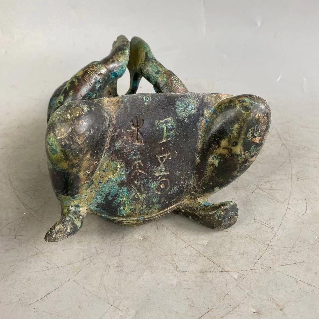 Coppia di statue di bronzo antico cinese di grandi dimensioni che battono le mani in ginocchio in vendita 4