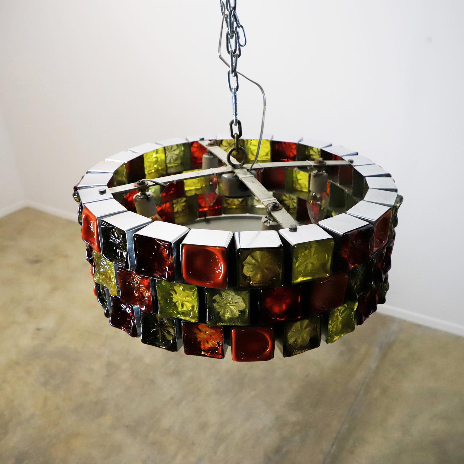 Nous vous proposons cette paire de lustres de grande taille, en acier et verre soufflé multicolore dans un état vintage fantastique, chaque cube est forgé à la main dans l'acier qui abrite le verre épais sculpté, chaque lustre a 72 cubes de verre