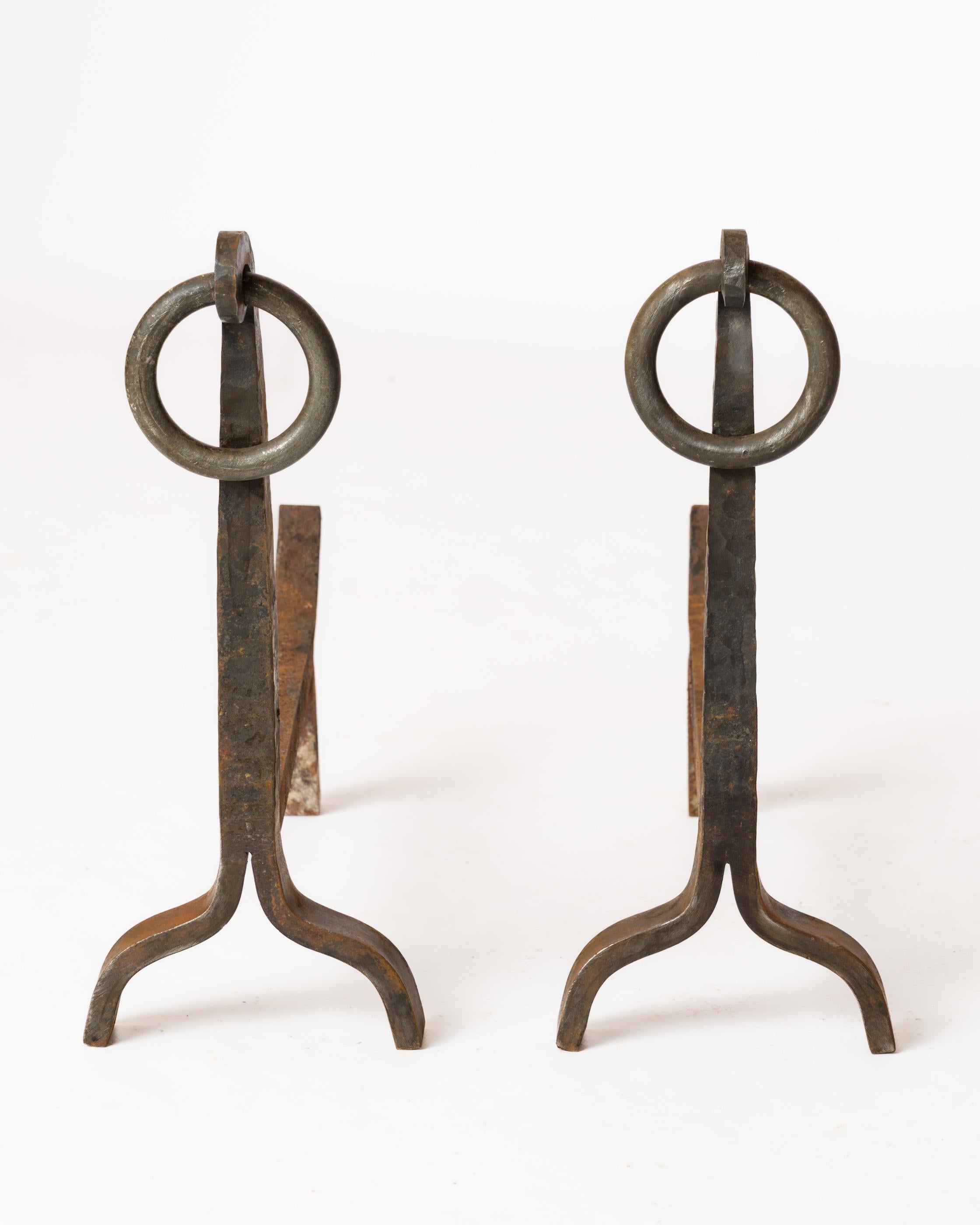 Paire de grands chenets en fer forgé martelé des années 1970. France.
Articulé avec des extrémités en boucle. Design/One.
Ces fers à repasser sont expédiés de France et peuvent être renvoyés soit en France, soit dans un établissement du nord de