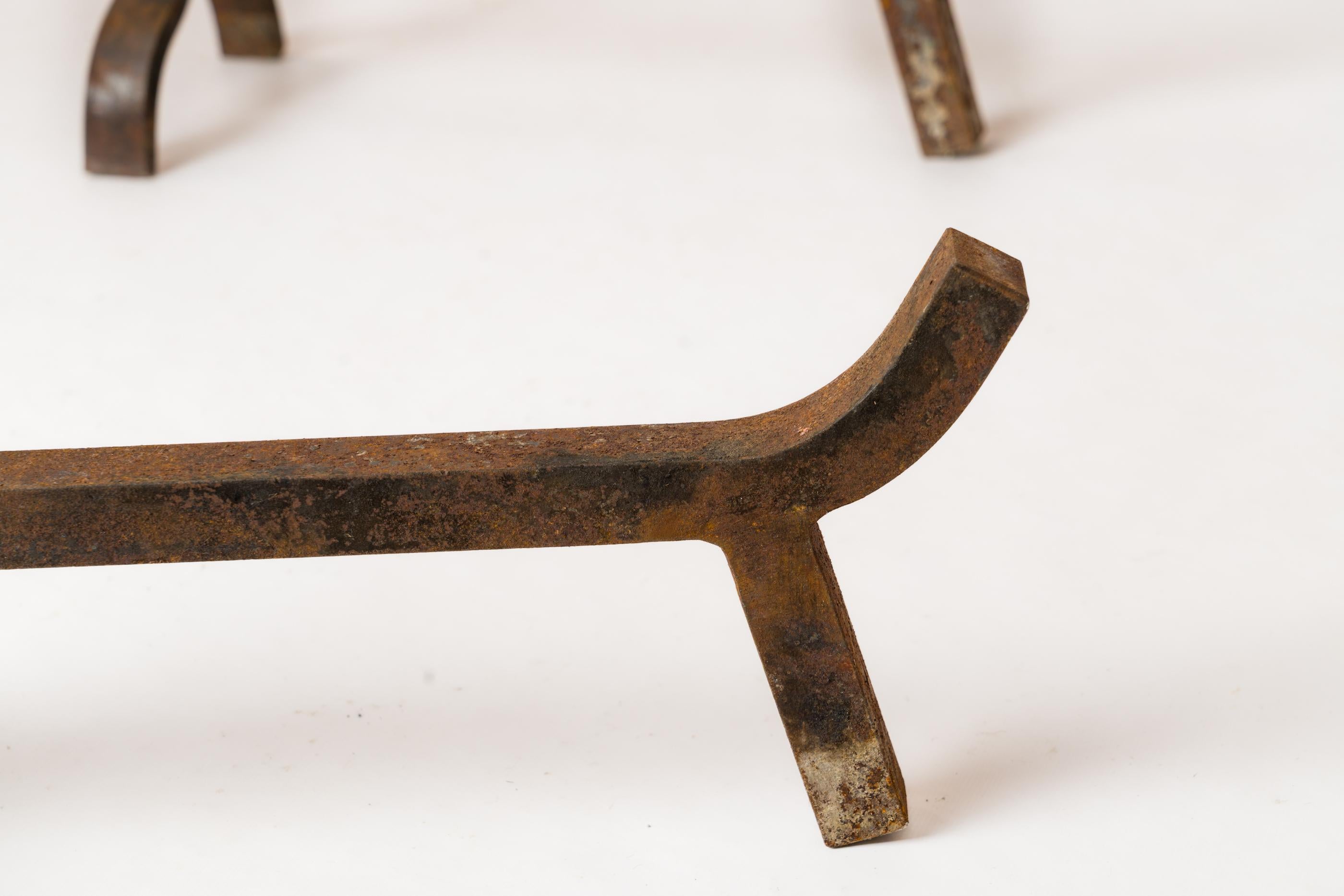 Milieu du XXe siècle Paire de chenets en fer forgé de style Brutalist de grande taille. Cerceaux - France années 1960 en vente