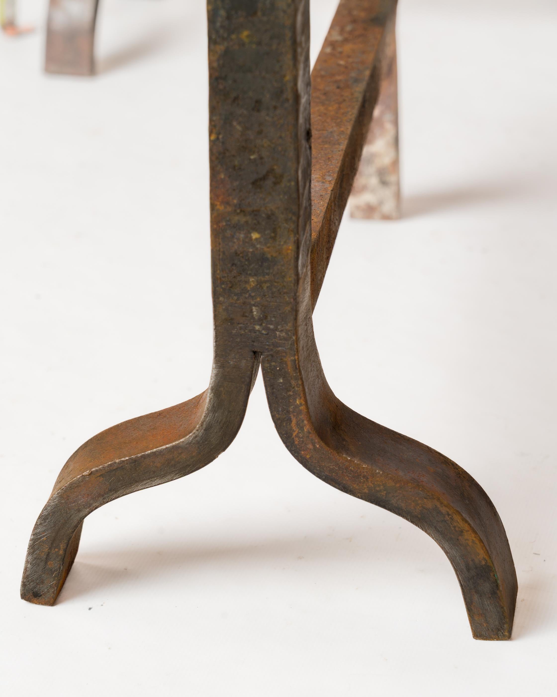 Paire de chenets en fer forgé de style Brutalist de grande taille. Cerceaux - France années 1960 en vente 1