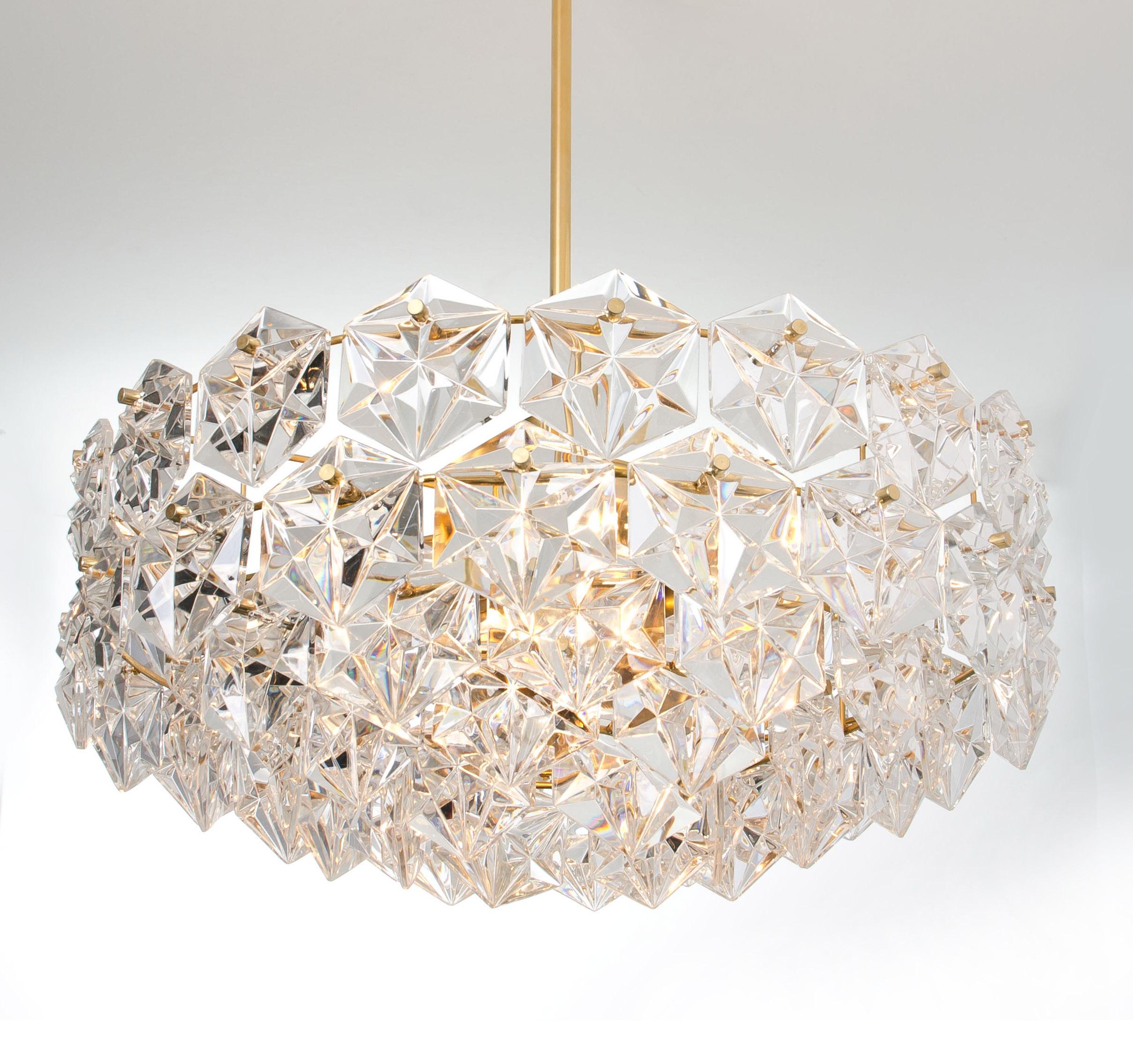 Mid-Century moderno Coppia di splendidi lampadari a cinque piani in cristallo sfaccettato Kinkeldey, 1970 in vendita