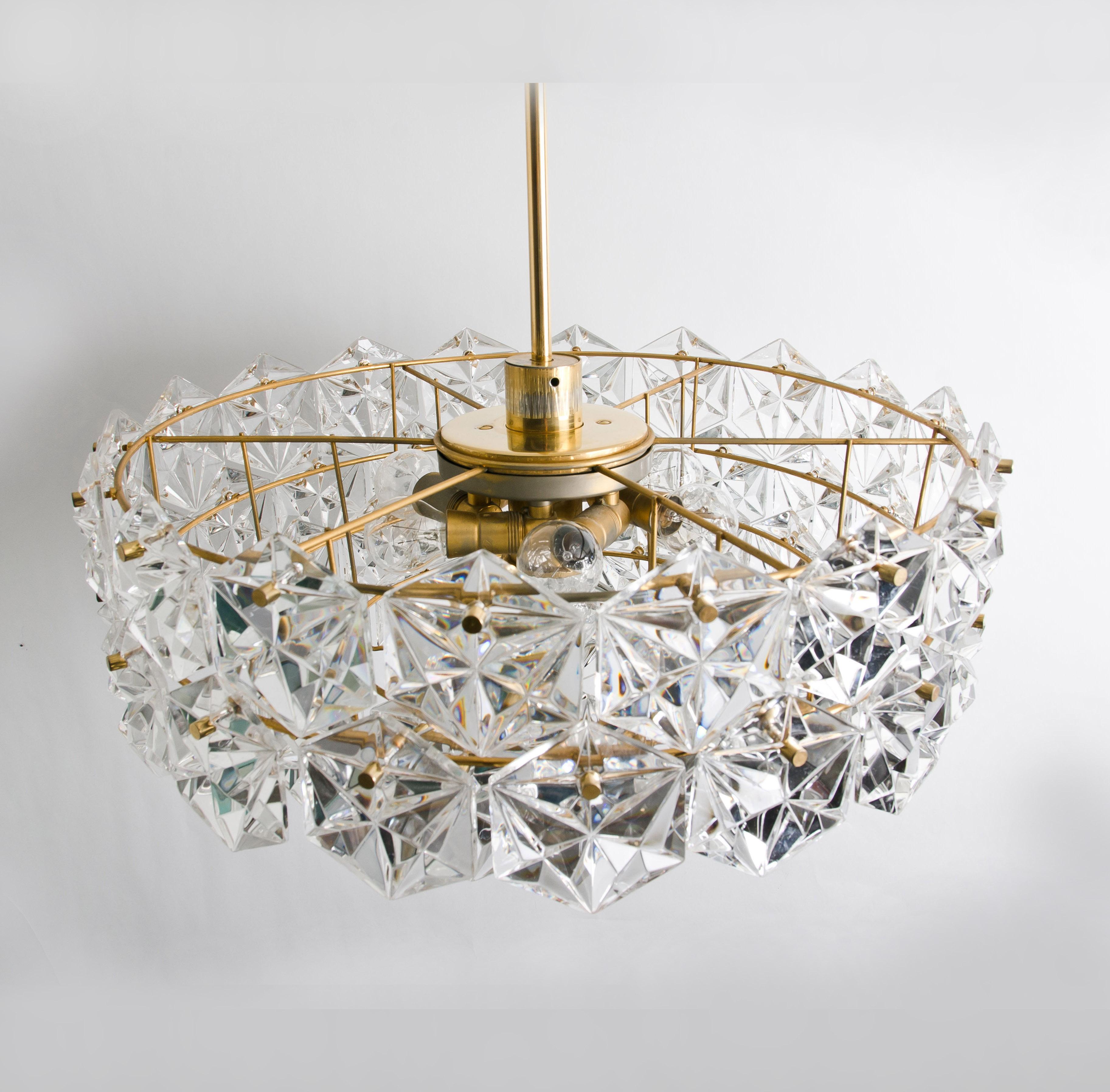 Tedesco Coppia di splendidi lampadari a cinque piani in cristallo sfaccettato Kinkeldey, 1970 in vendita