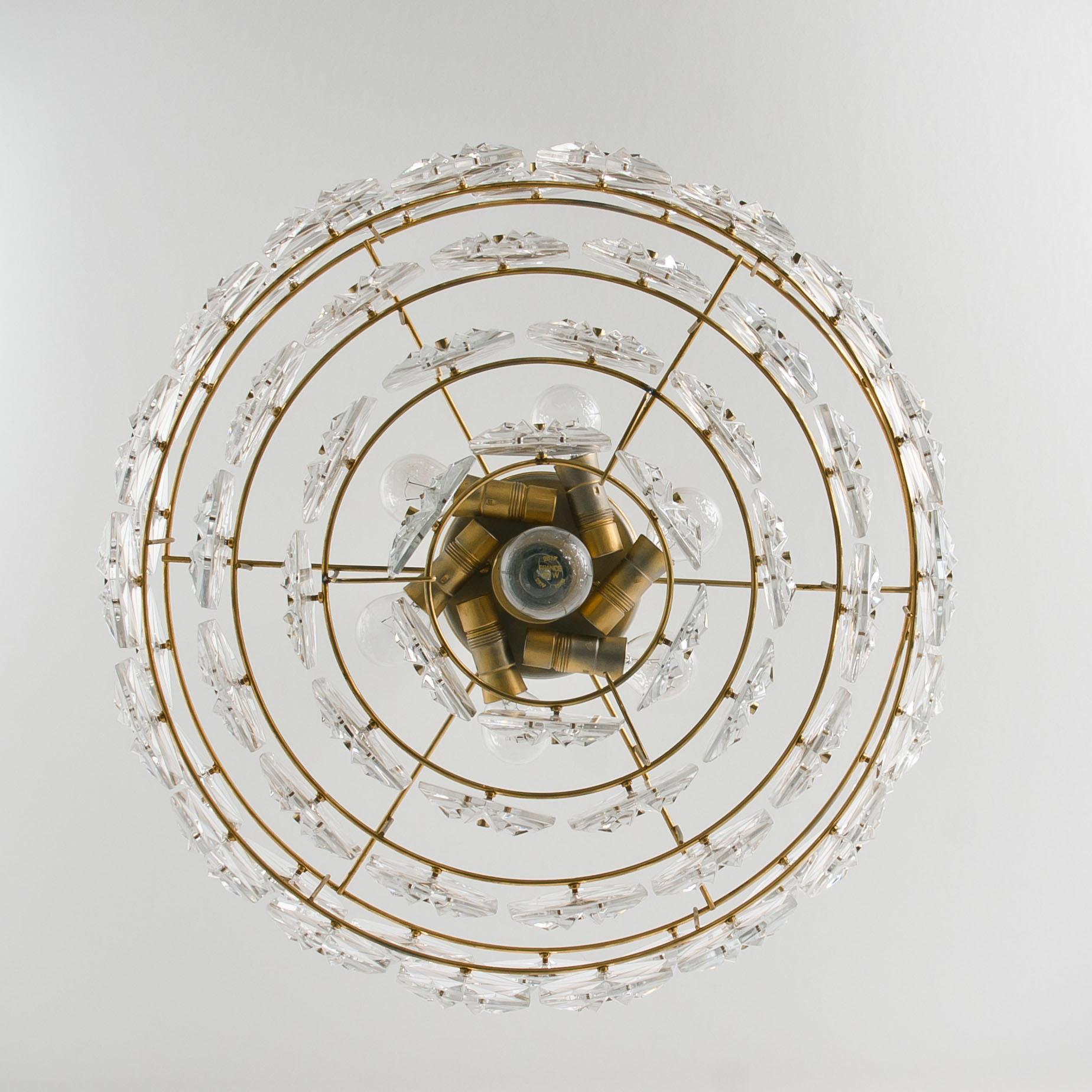 Sfaccettato Coppia di splendidi lampadari a cinque piani in cristallo sfaccettato Kinkeldey, 1970 in vendita