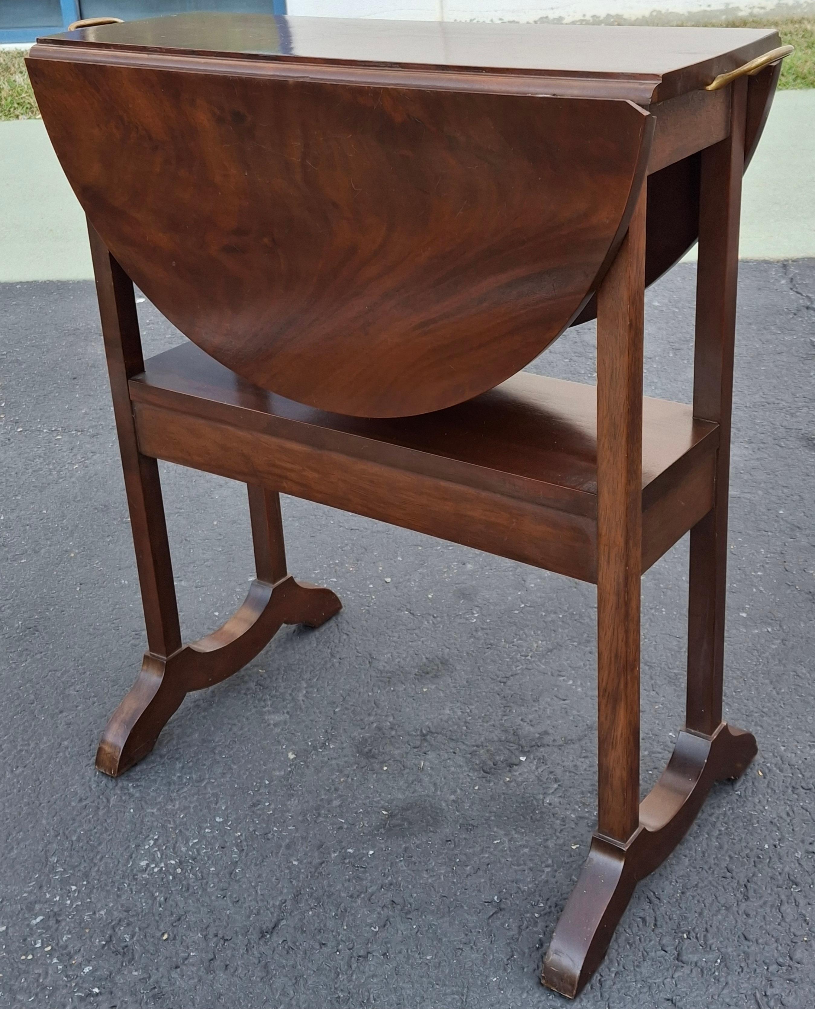 American Pair of Biggs Furniture Regency Style Mahogany Drop-Leaf Serving Tables For Sale