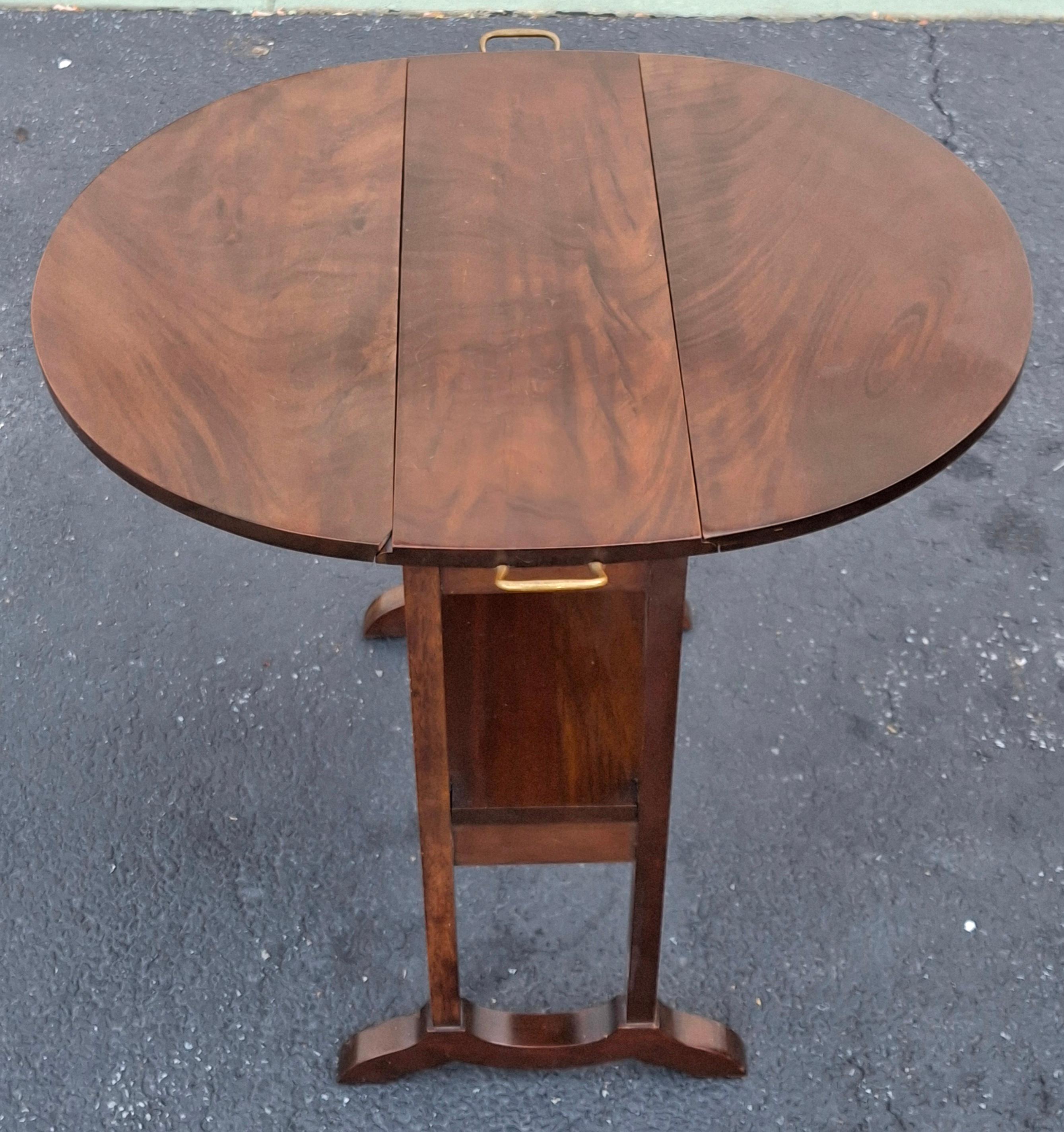 Pair of Biggs Furniture Regency Style Mahogany Drop-Leaf Serving Tables In Good Condition For Sale In Germantown, MD