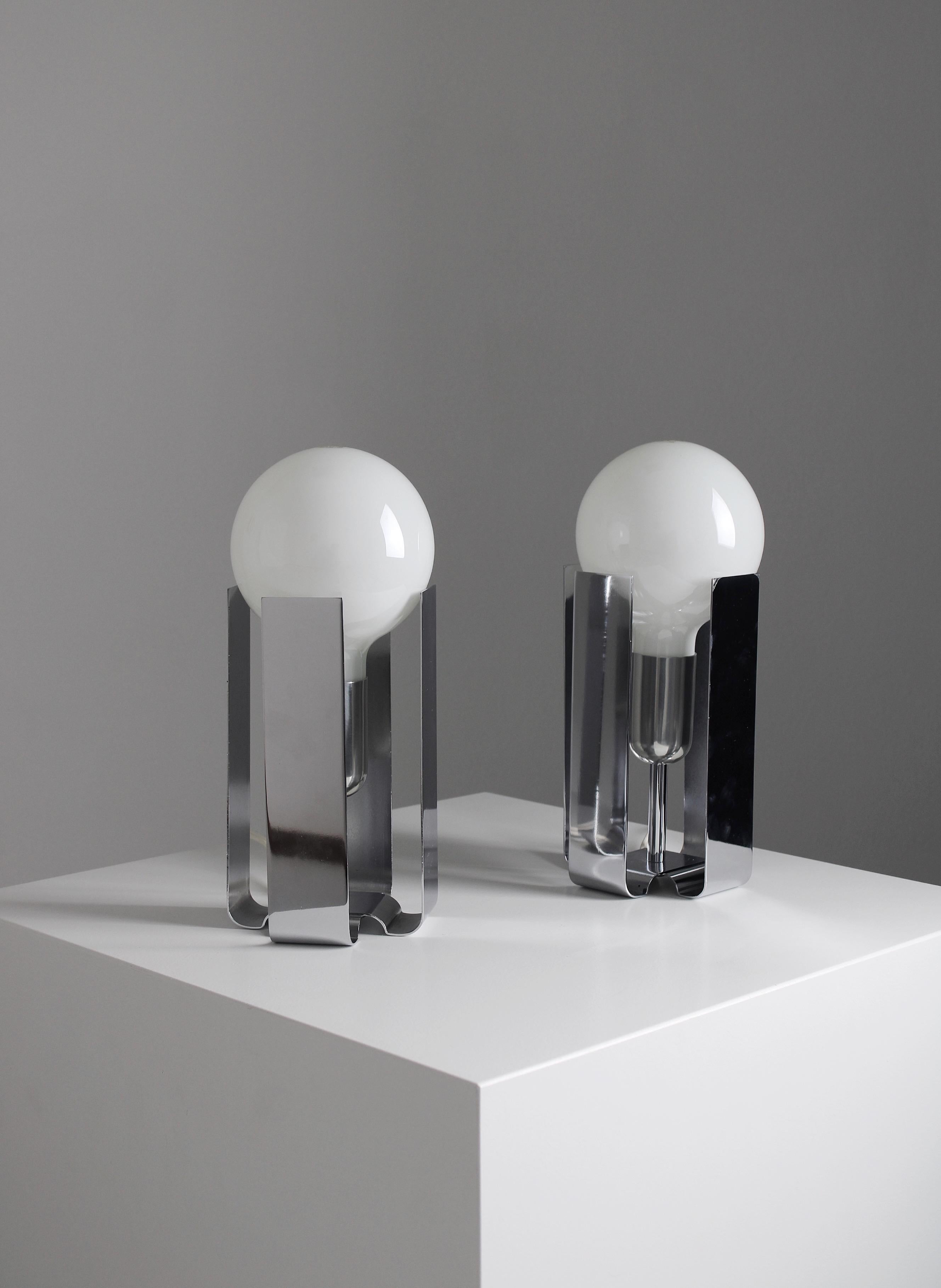 Pair of table lamps, model Biglia. Designed by Claudio Salocchi for Lumenform in 1971. This series was produced from the beginning of the 1970s in three different sizes. This is the middle size and described in the Lumenform catalogue as Biglia