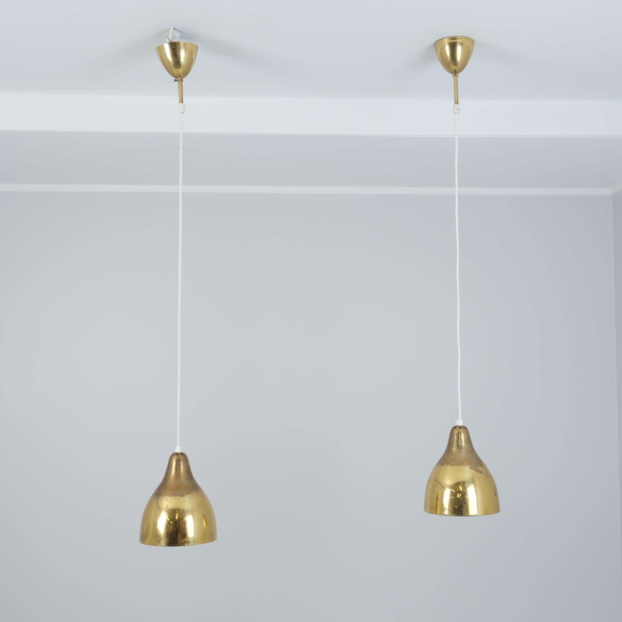 Mid-Century Modern Pair of Bijou Perforated Brass Ceiling Pendants Model ER 84, Itsu 1950s For Sale