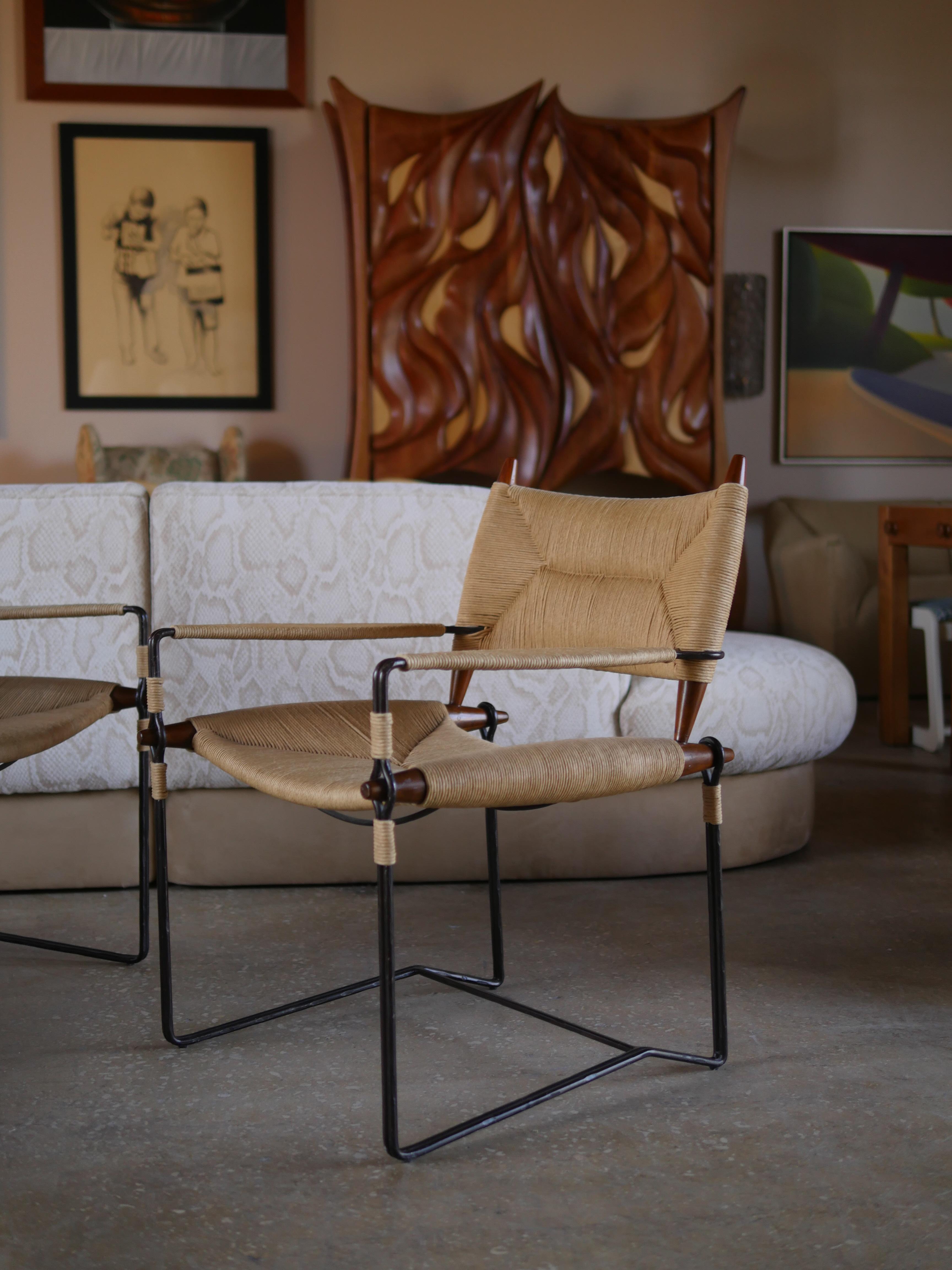 Diseñado por el estadounidense Bill Sofield para McGuire, el Sillón con Brazos Baton es una refinada expresión de artesanía natural. El armazón es de madera de nogal satinada con una estructura de metal ennegrecido, mientras que el asiento y el
