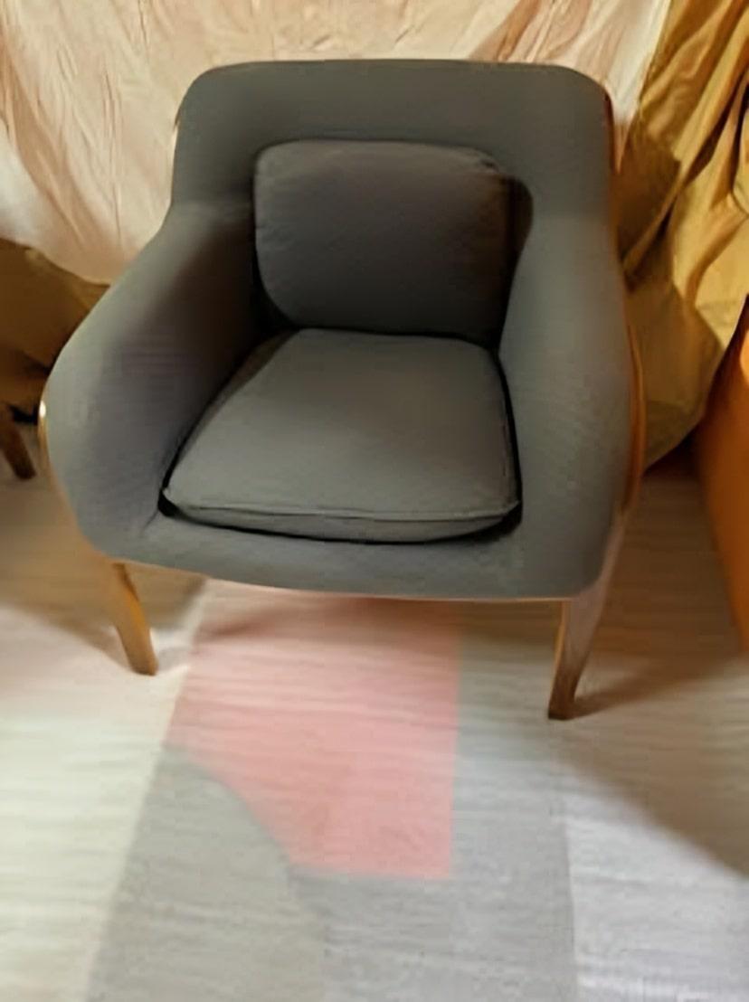 Un par de sillones de salón modernos de mediados de siglo diseñados por Bill Stephens para Knoll a principios de la década de 1960. Model No. 1315 con armazón de nogal oscuro y nueva tapicería de terciopelo plateado cepillado.