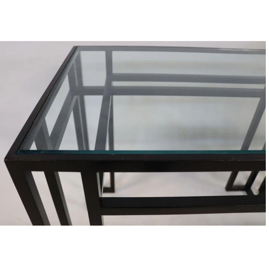 Mélange saisissant d'élégance moderniste et de design intemporel, cette paire de tables d'appoint est attribuée à l'emblématique designer américain Billy Baldwin. Chaque table présente une base ouverte et géométrique fabriquée en chêne massif et