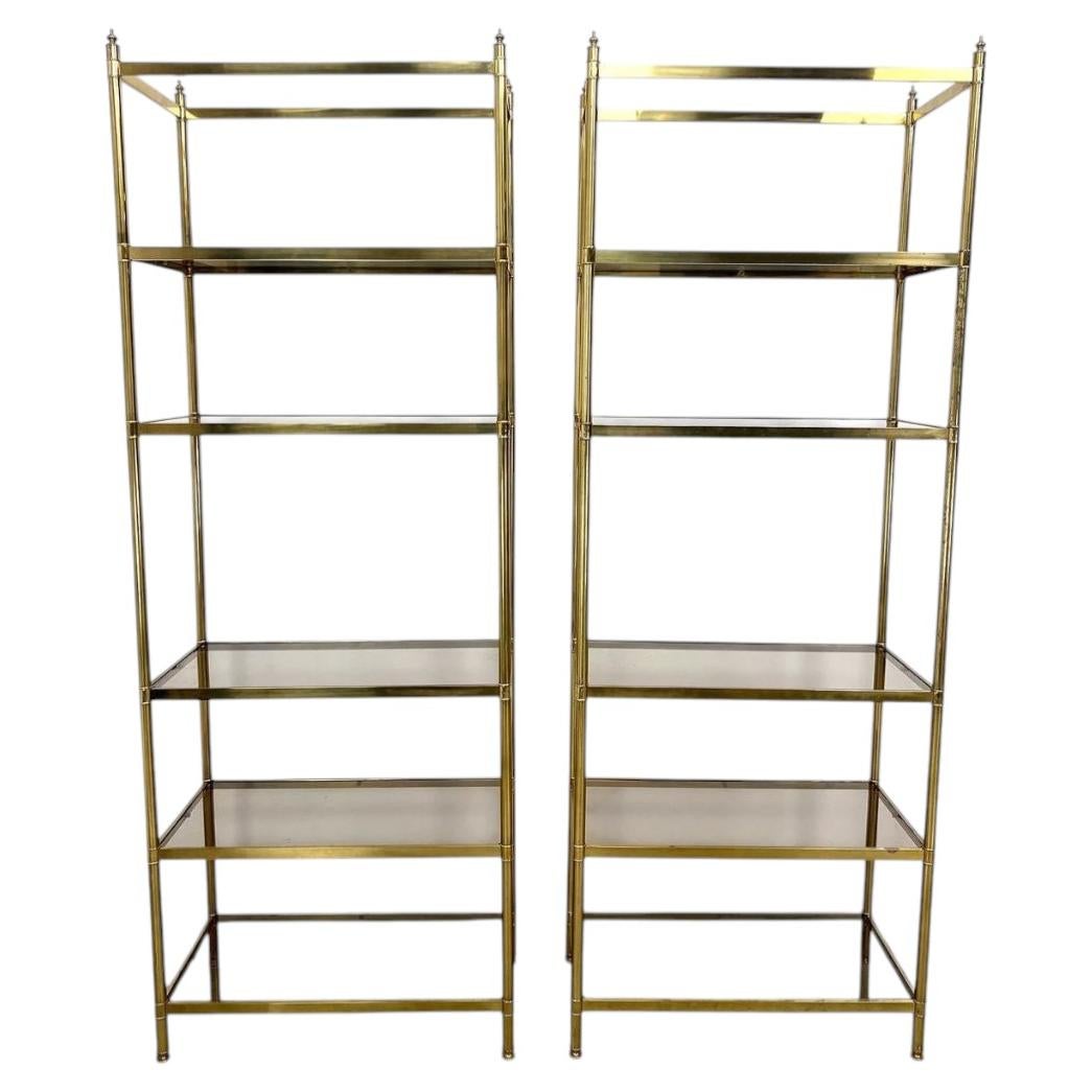Ein Paar Billy Baldwin Style Etageres aus Messing mit Regalen aus Rauchglas im Angebot