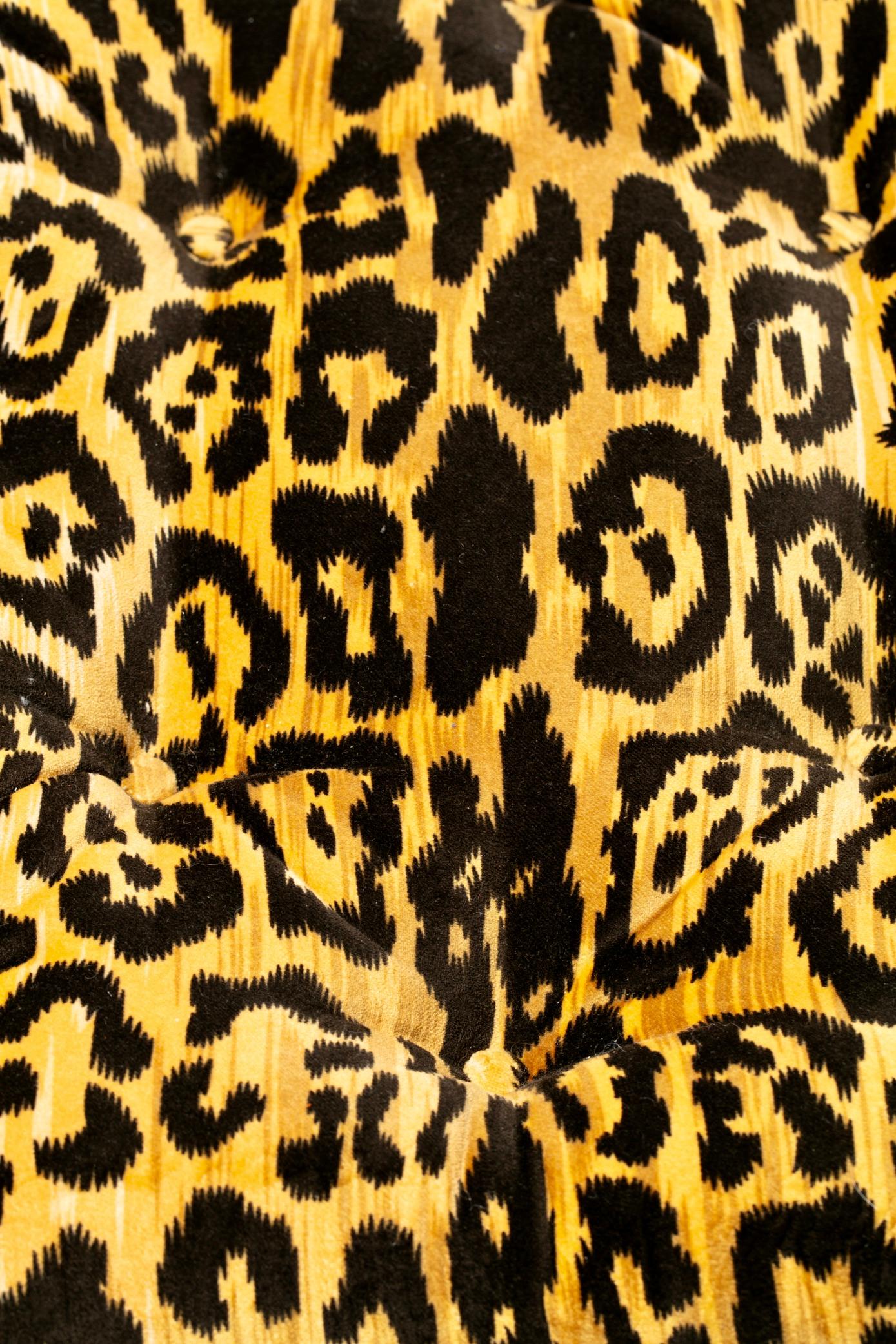Paar Billy Baldwin Style Leopard Samt Hocker mit Lederpaspeln ca. 1970er Jahre im Angebot 5