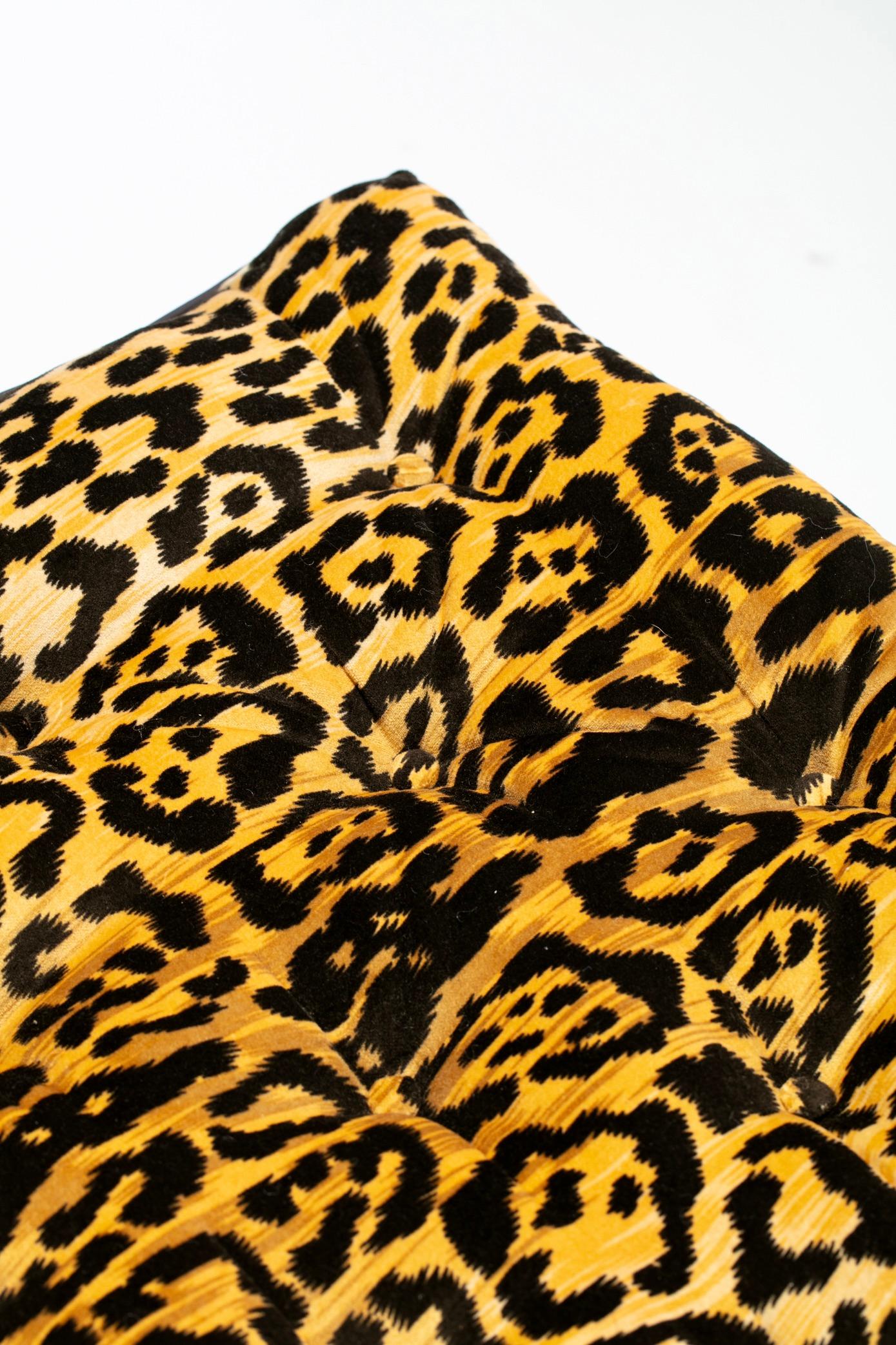 Américain Paire de tabourets en velours léopard de style Billy Baldwin avec passepoil en cuir, vers 1970 en vente