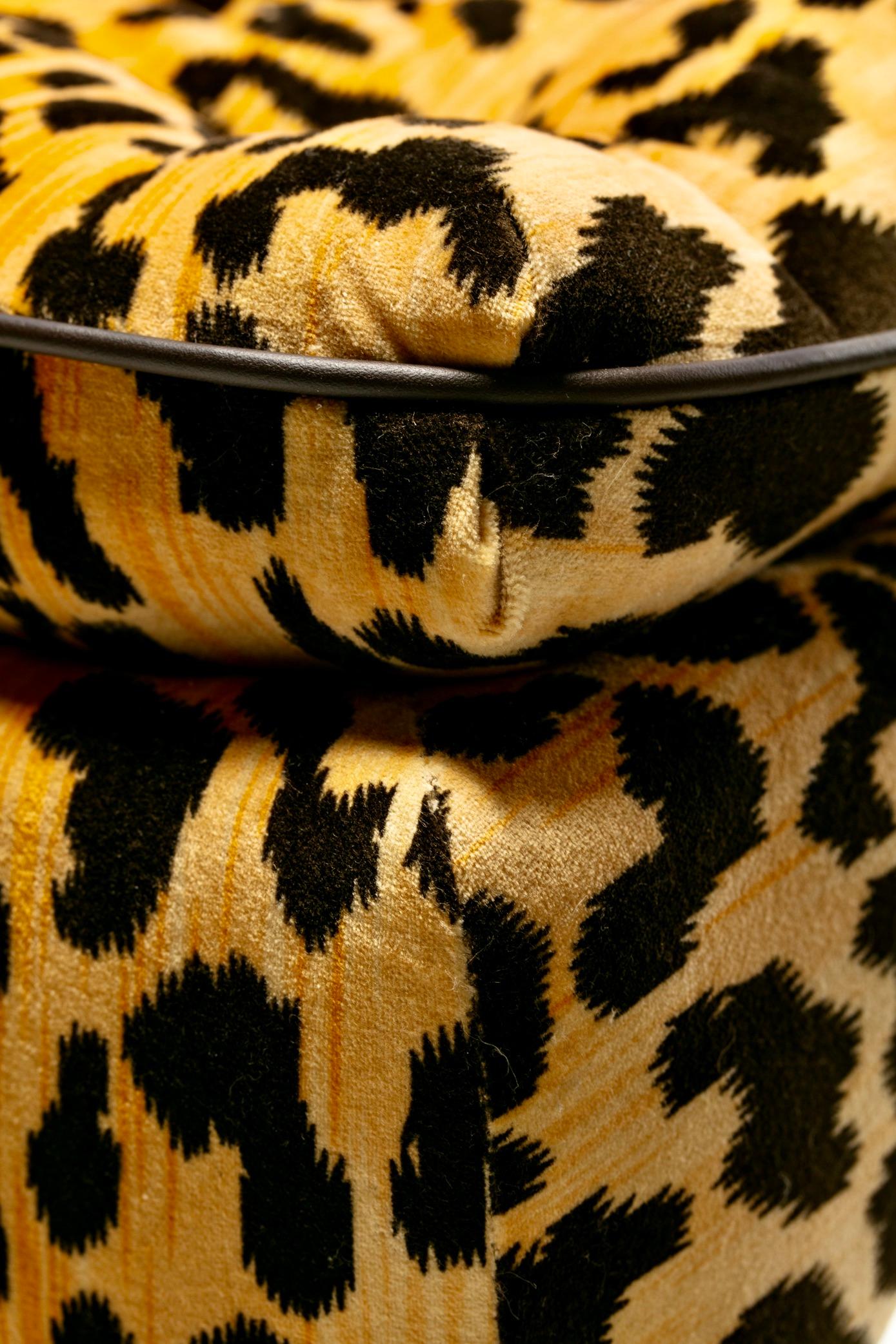 Fin du 20e siècle Paire de tabourets en velours léopard de style Billy Baldwin avec passepoil en cuir, vers 1970 en vente