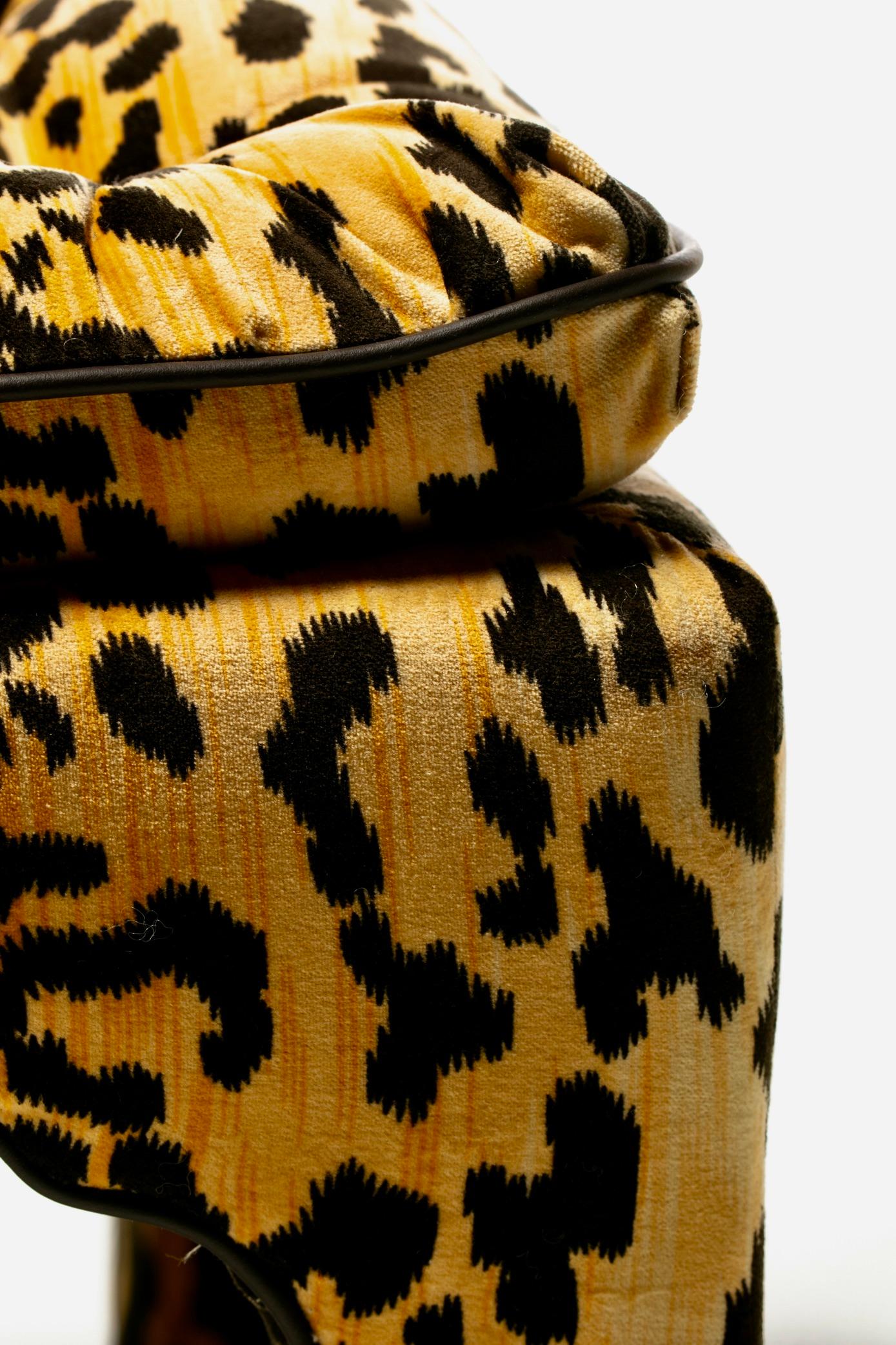 Paar Billy Baldwin Style Leopard Samt Hocker mit Lederpaspeln ca. 1970er Jahre im Angebot 1